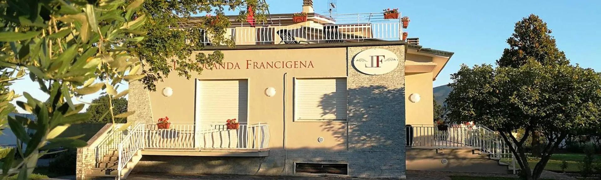 Facade/entrance in La Locanda Francigena