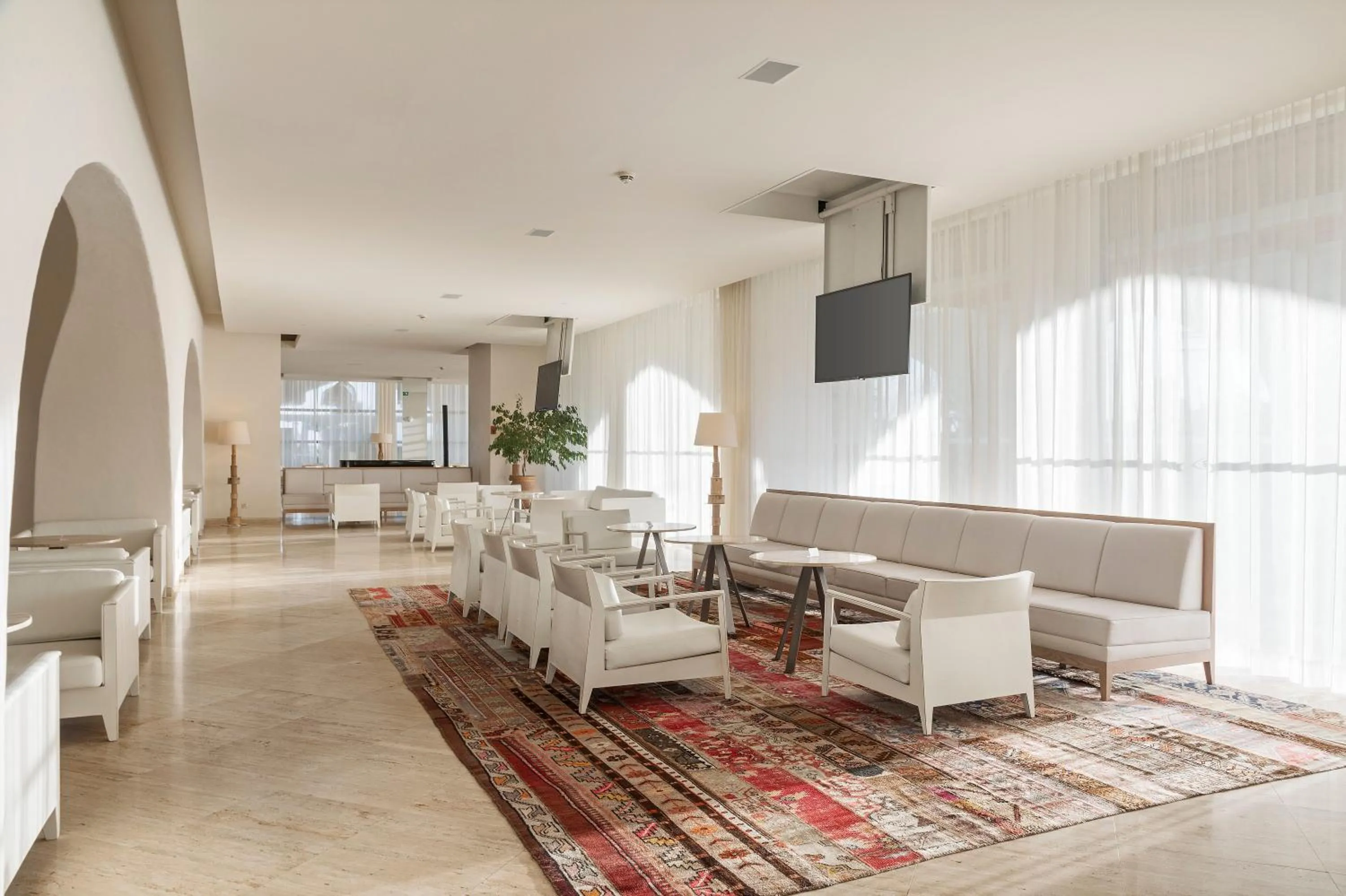 Lounge or bar in Crowne Plaza Vilamoura - Algarve by IHG