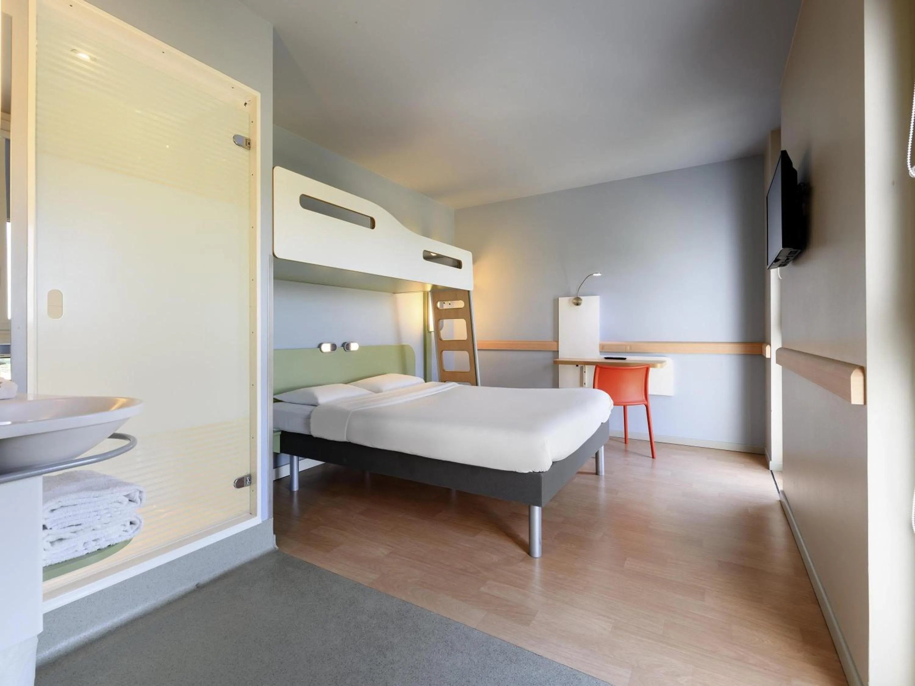 Bedroom, Bed in ibis budget Muenchen City Olympiapark