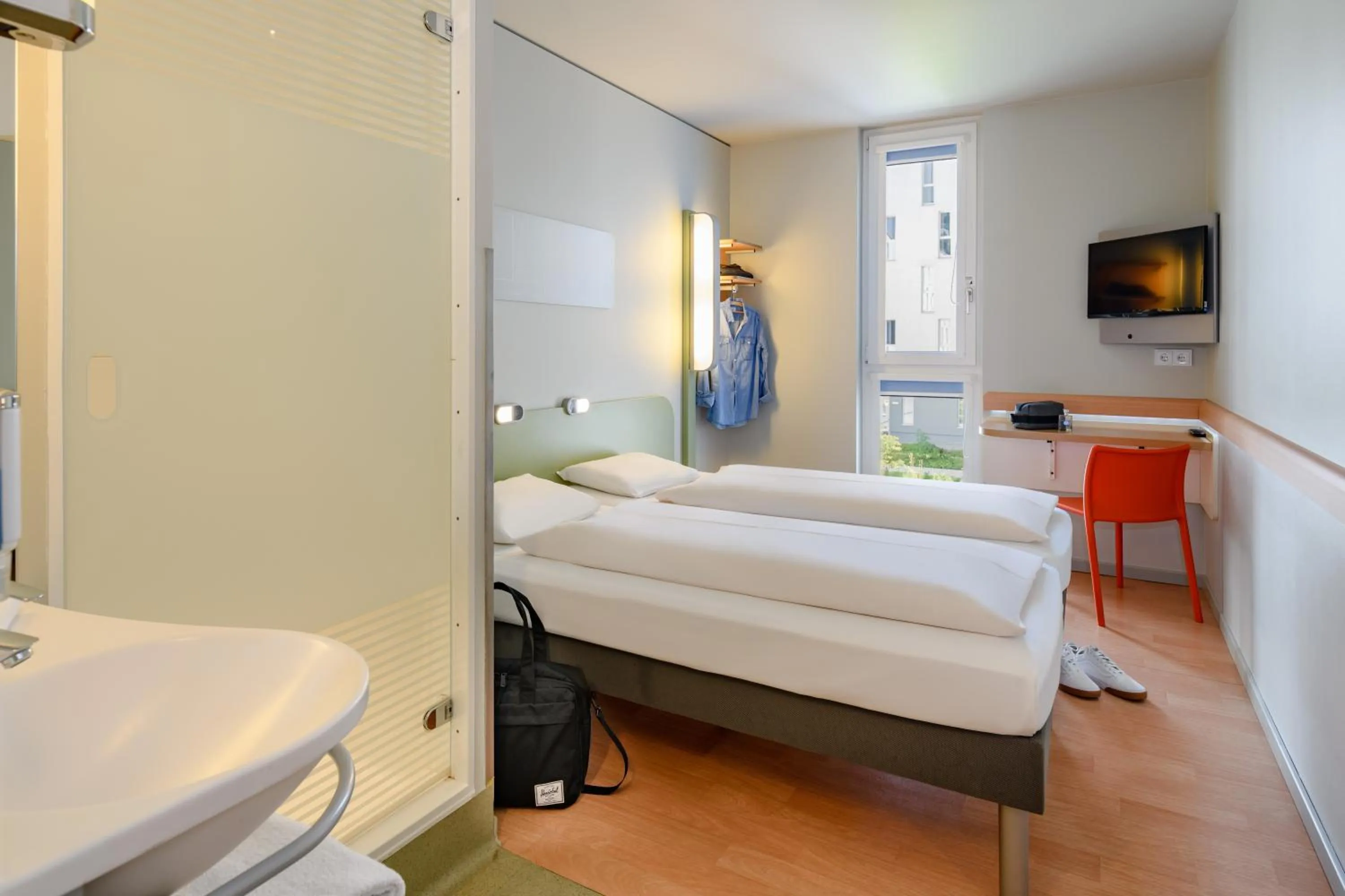 Shower, Bed in ibis budget Muenchen City Olympiapark