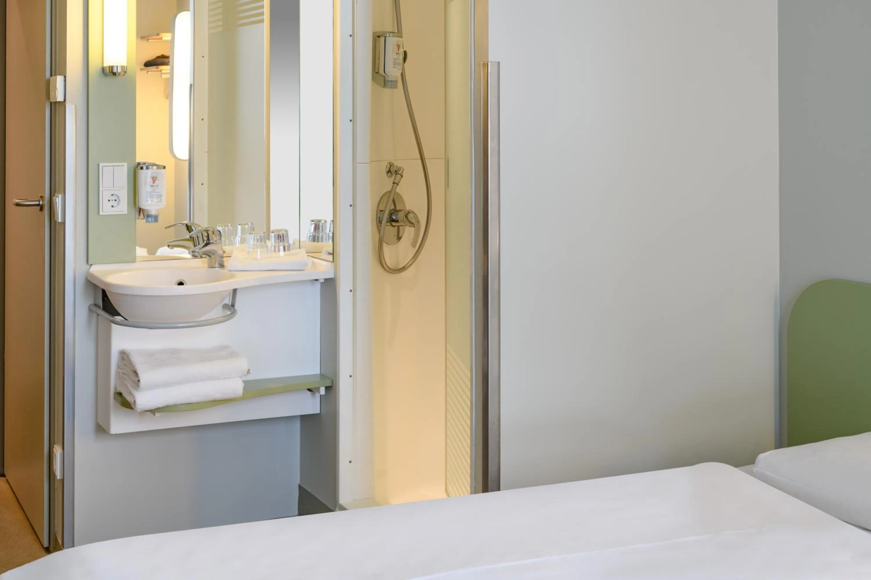 Bathroom, Bed in ibis budget Muenchen City Olympiapark