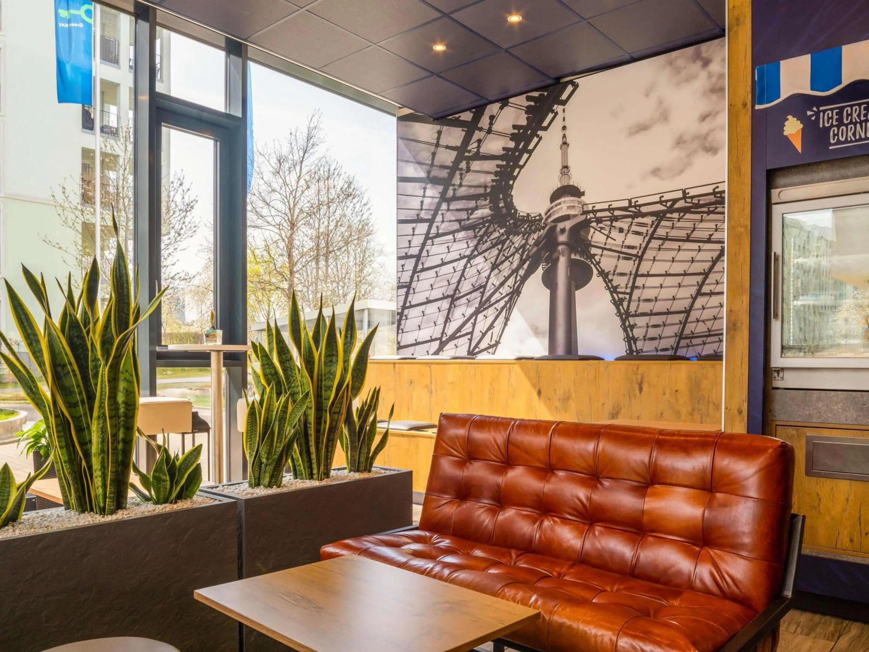 Lounge or bar in ibis budget Muenchen City Olympiapark