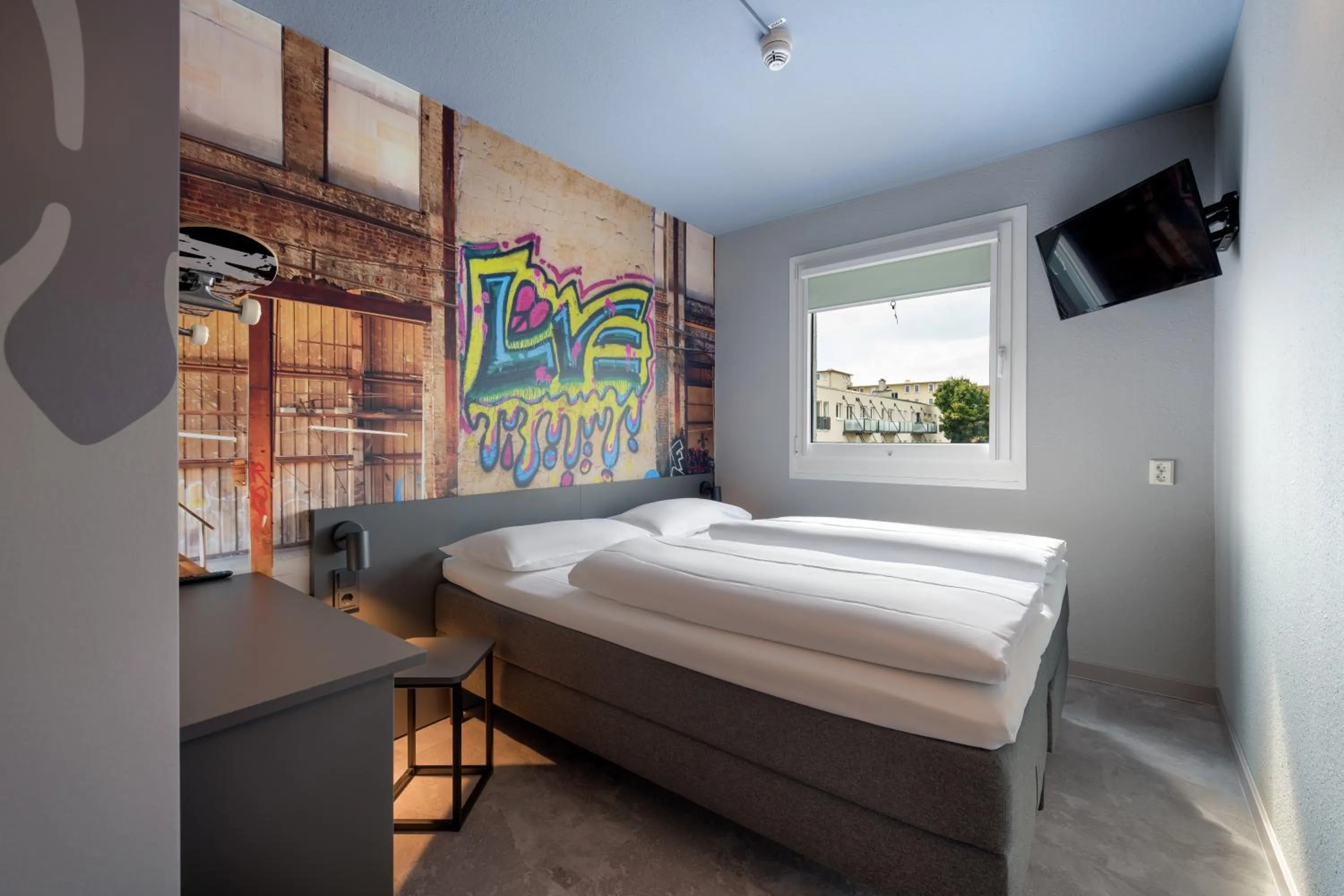 Photo of the whole room, Bed in Felix Hotel Darmstadt