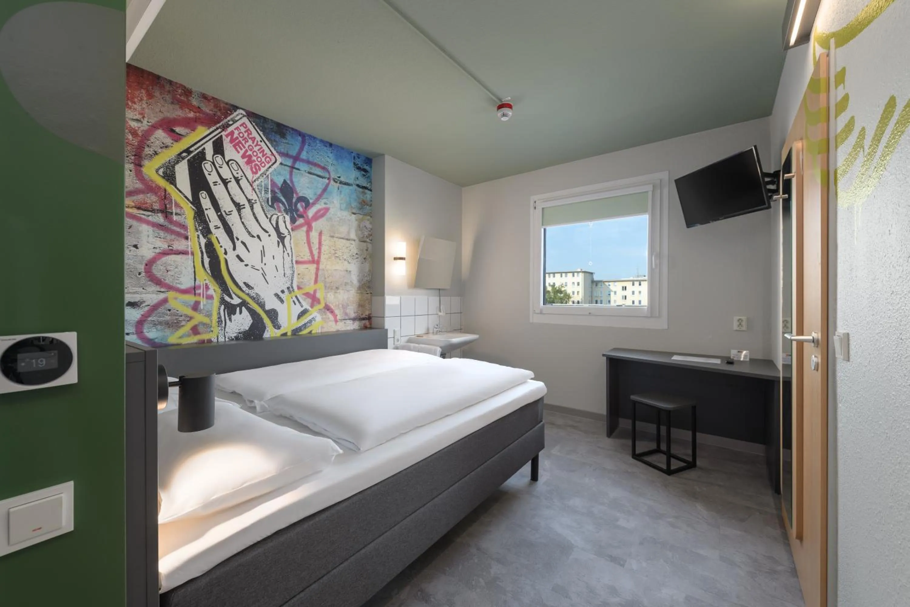 TV and multimedia, Bed in Felix Hotel Darmstadt