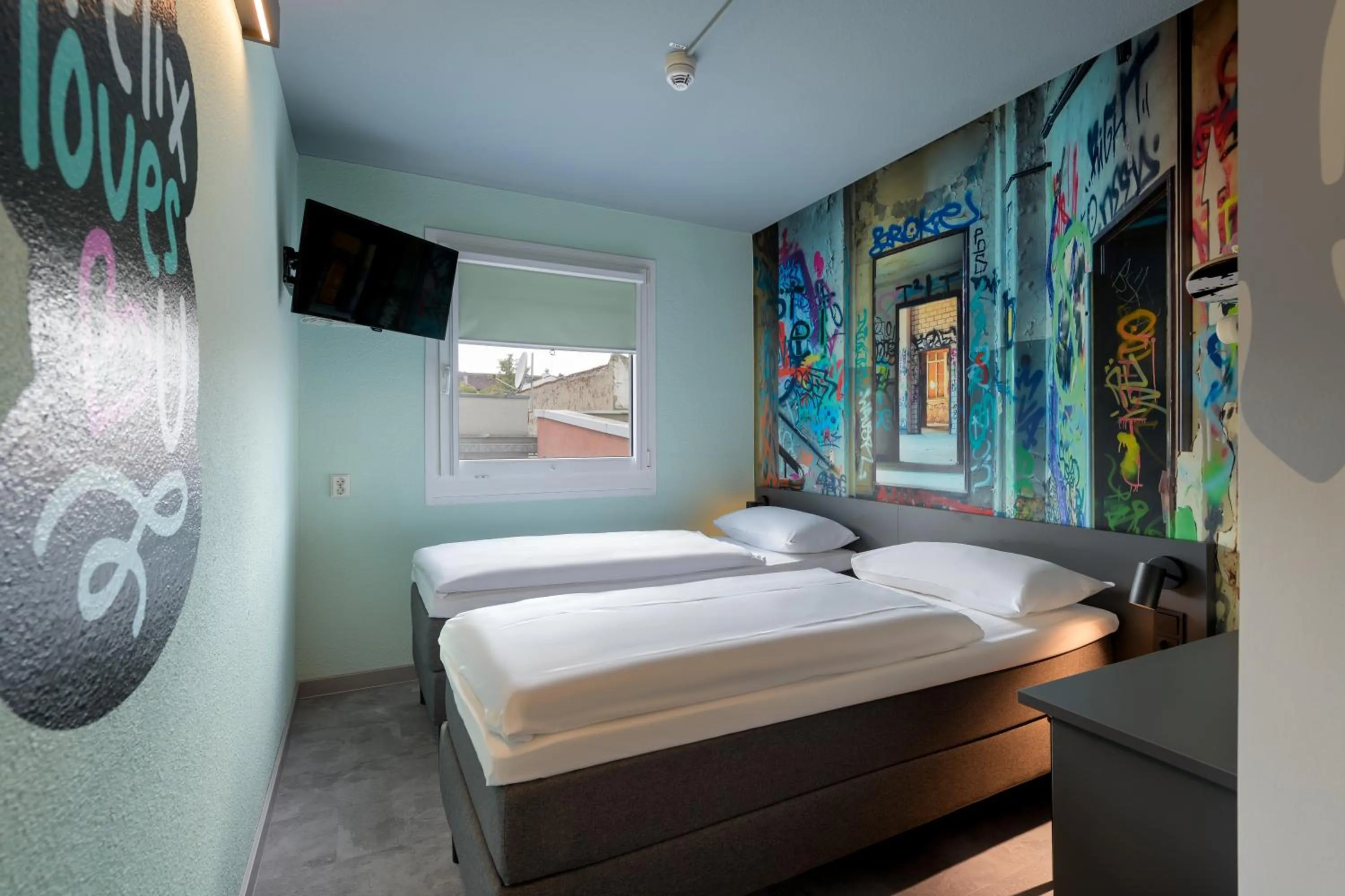 Photo of the whole room, Bed in Felix Hotel Darmstadt