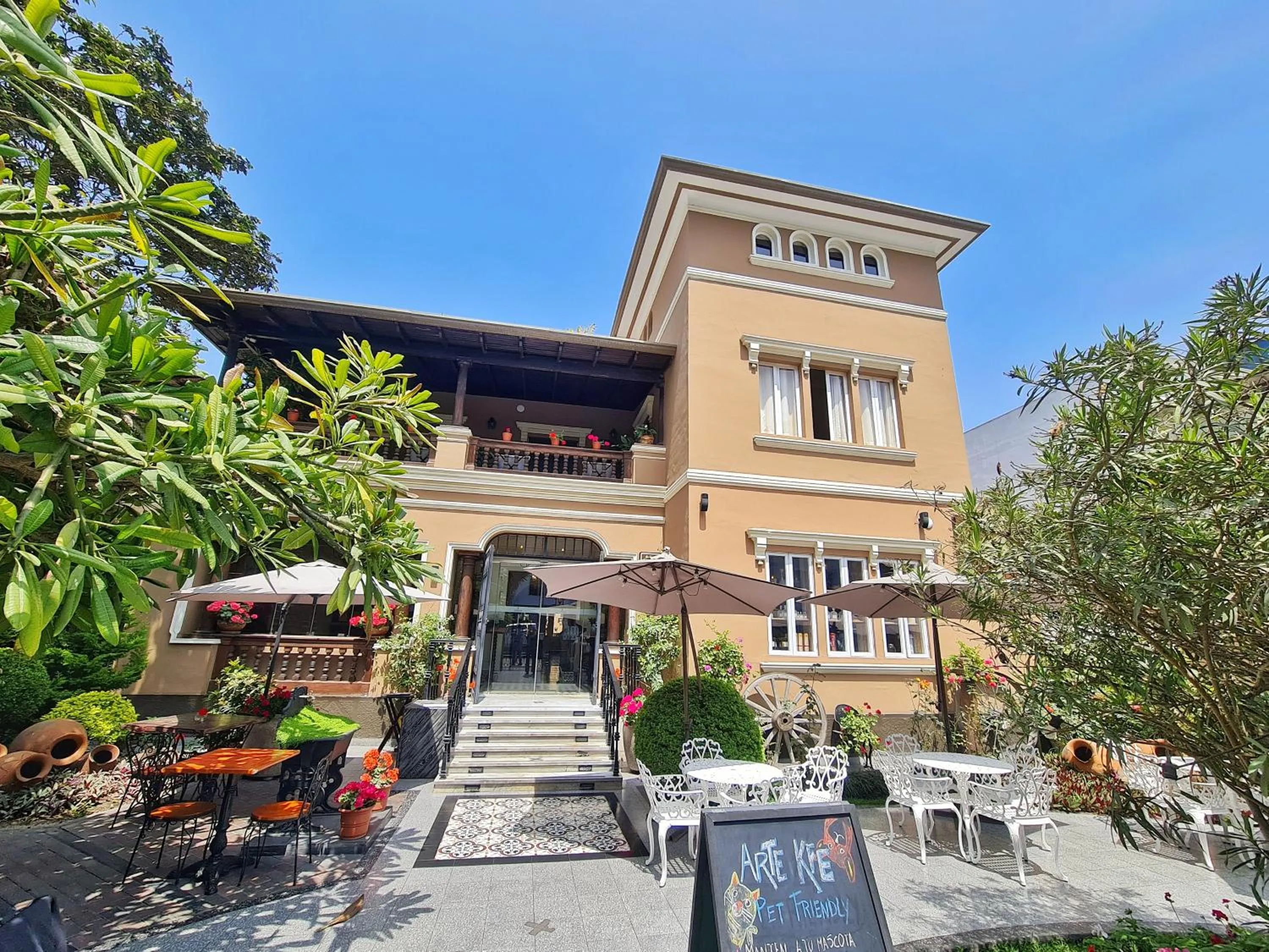 Property building in Hotel Antigua Miraflores