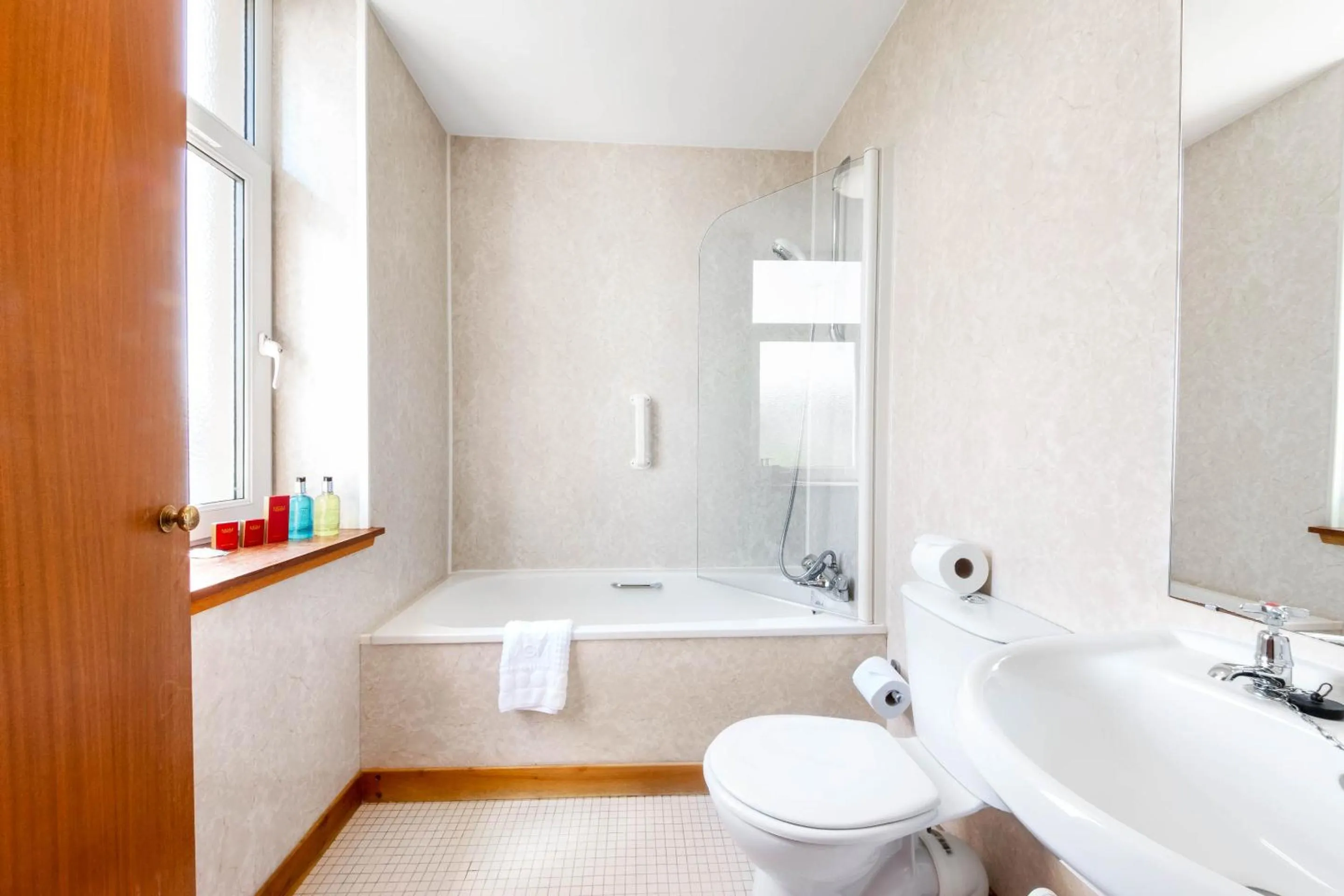 Bathroom in Muthu Alexandra Hotel