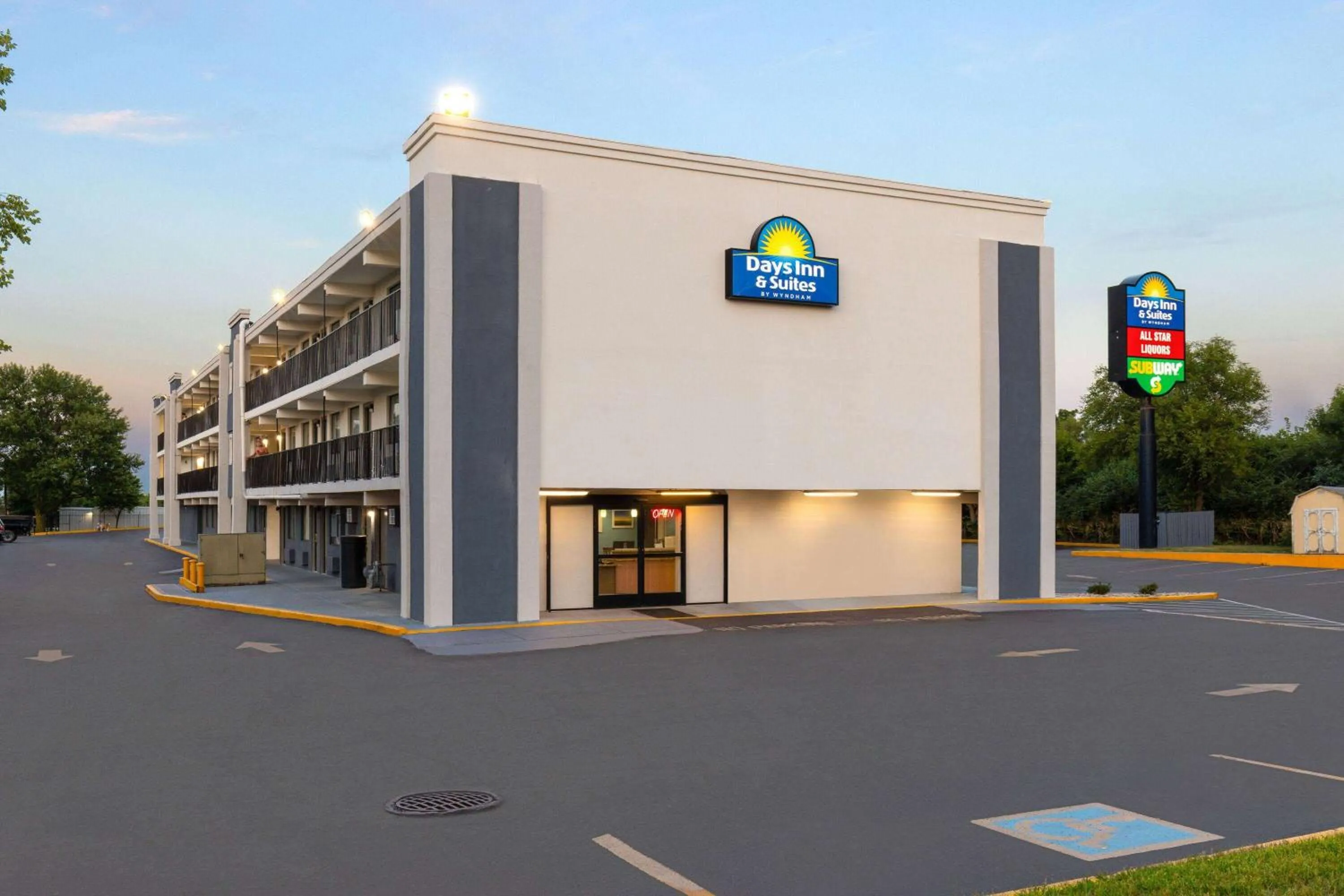 Property building in Day's Inn & Suites by Wyndham Indianapolis Airport East
