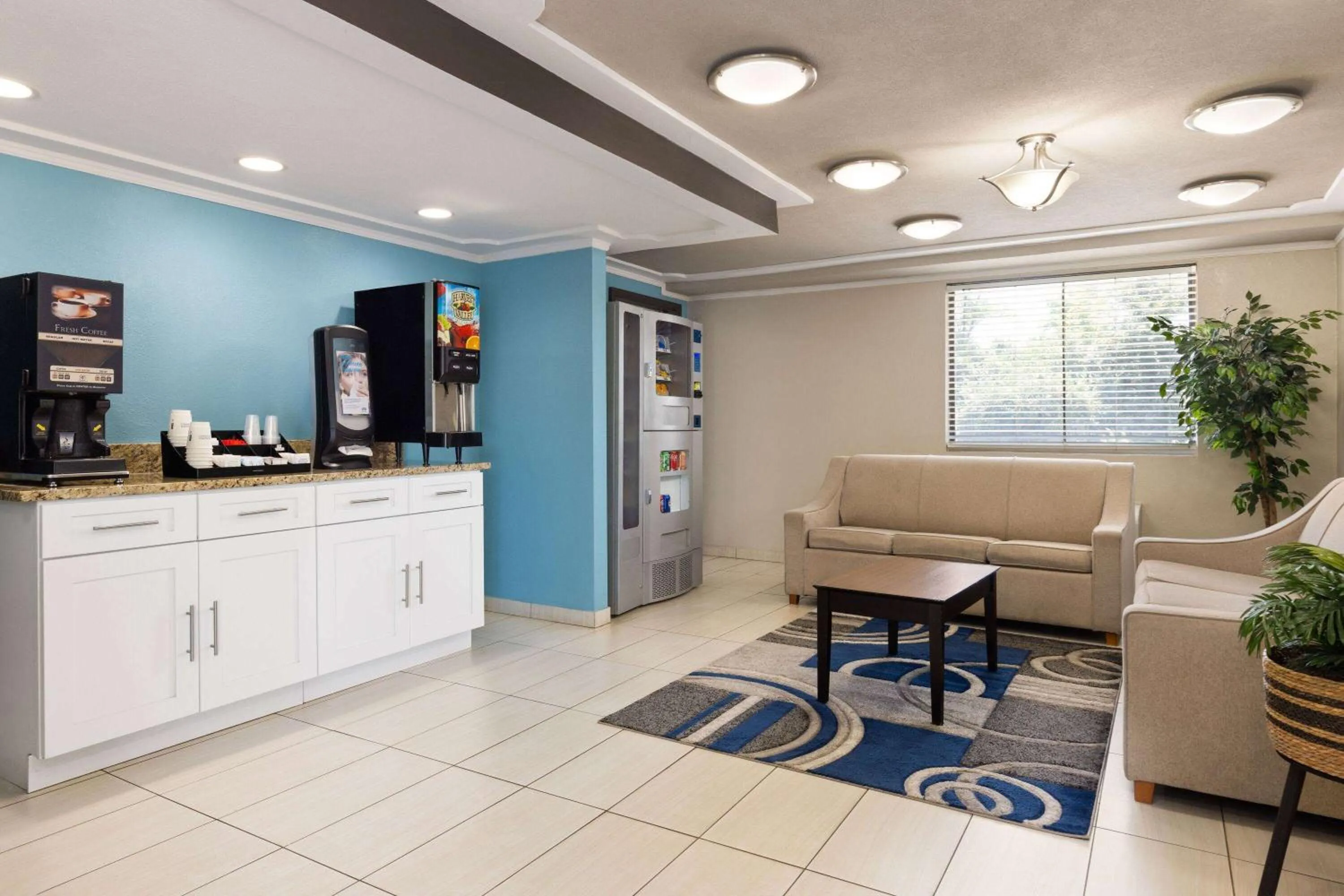 Lobby or reception in Day's Inn & Suites by Wyndham Indianapolis Airport East