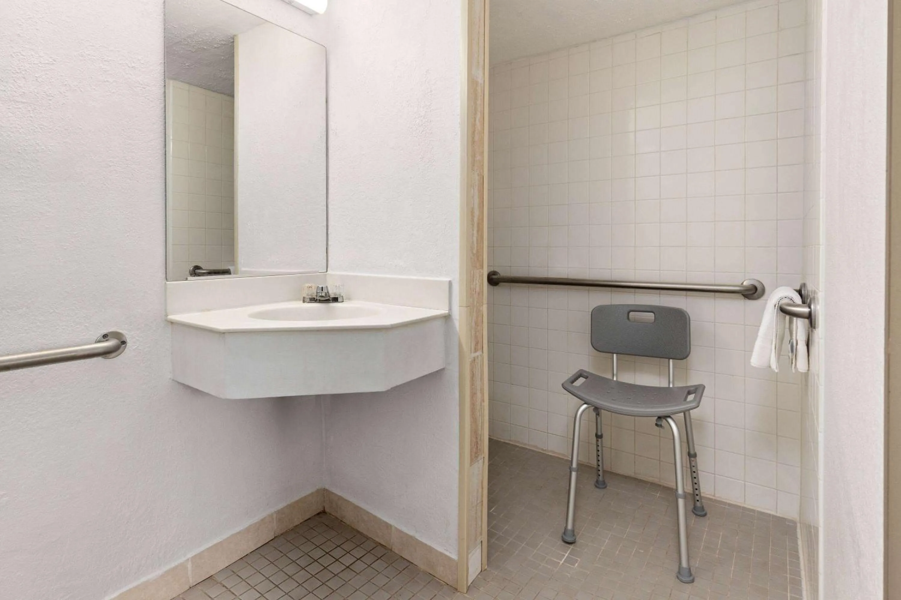 Shower in Day's Inn & Suites by Wyndham Indianapolis Airport East