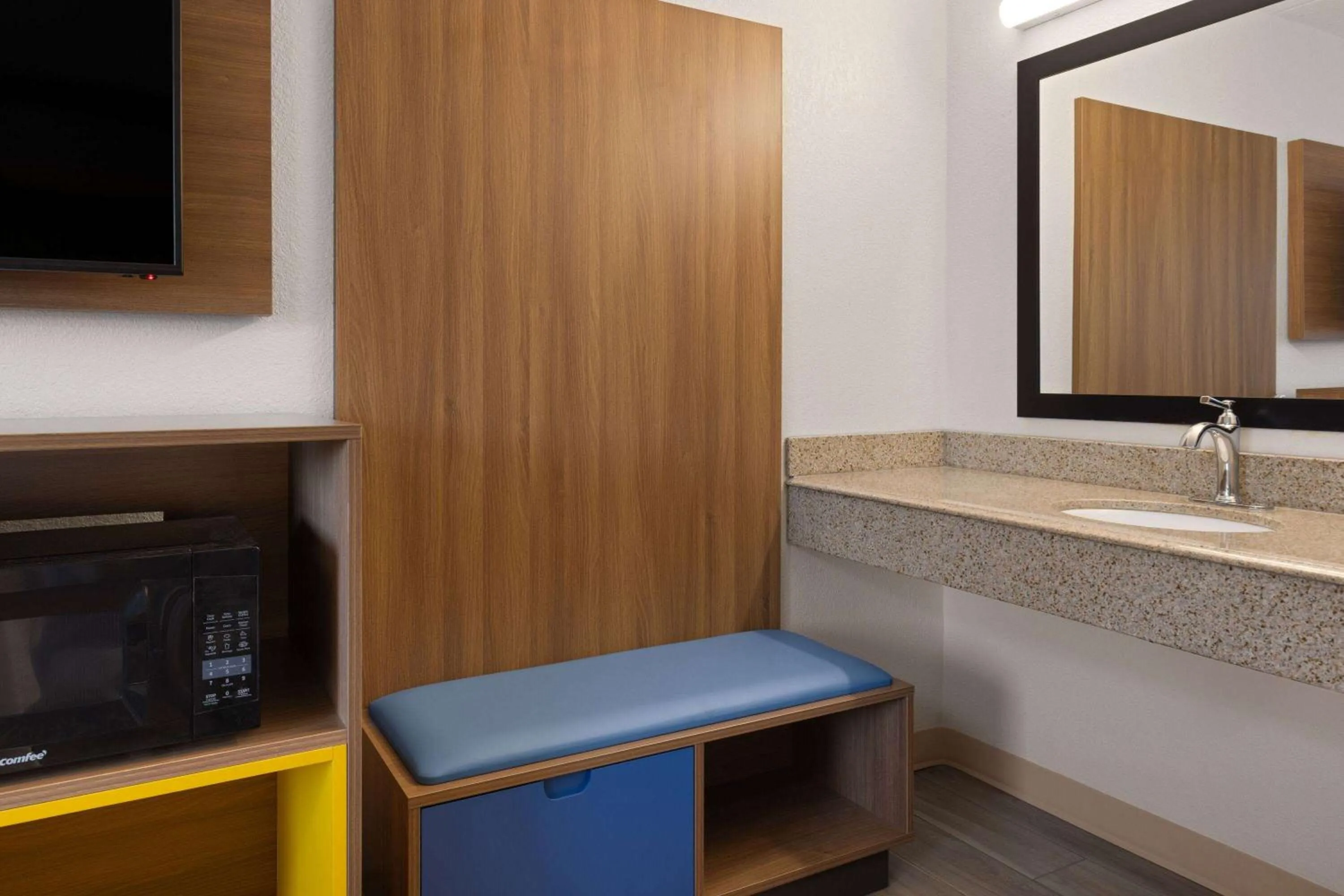 Photo of the whole room in Day's Inn & Suites by Wyndham Indianapolis Airport East