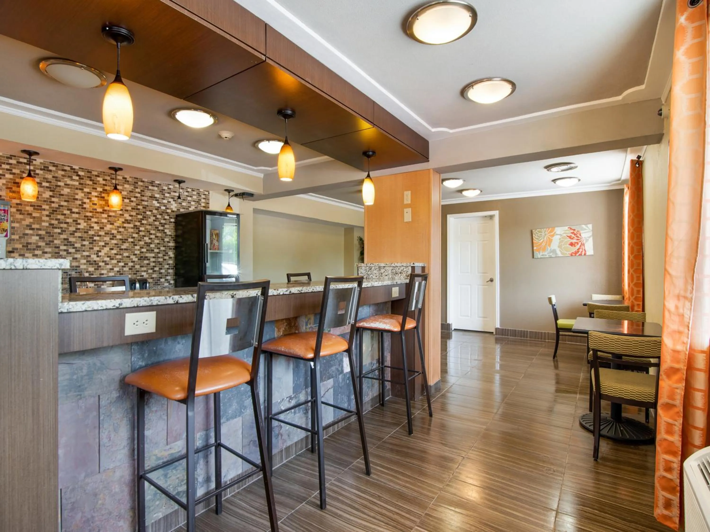 Lounge or bar in Day's Inn & Suites by Wyndham Indianapolis Airport East