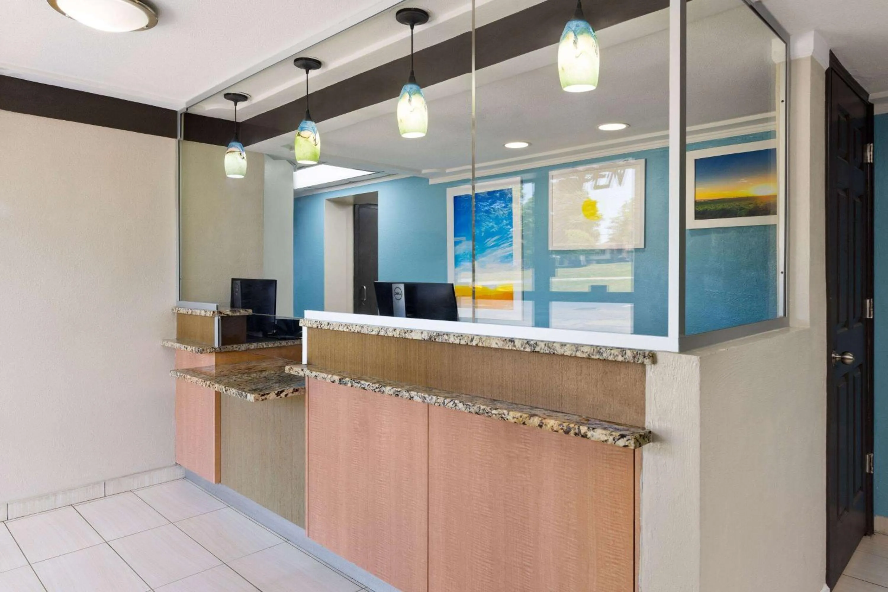 Lobby or reception in Day's Inn & Suites by Wyndham Indianapolis Airport East