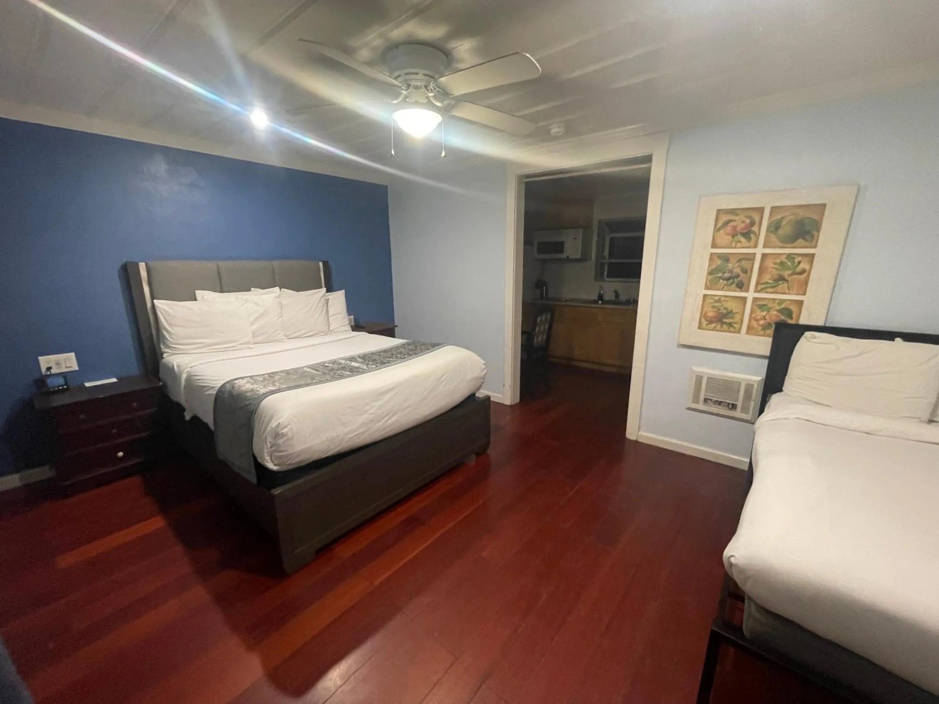 Bed in Americas Best Value Inn Royal Carriage