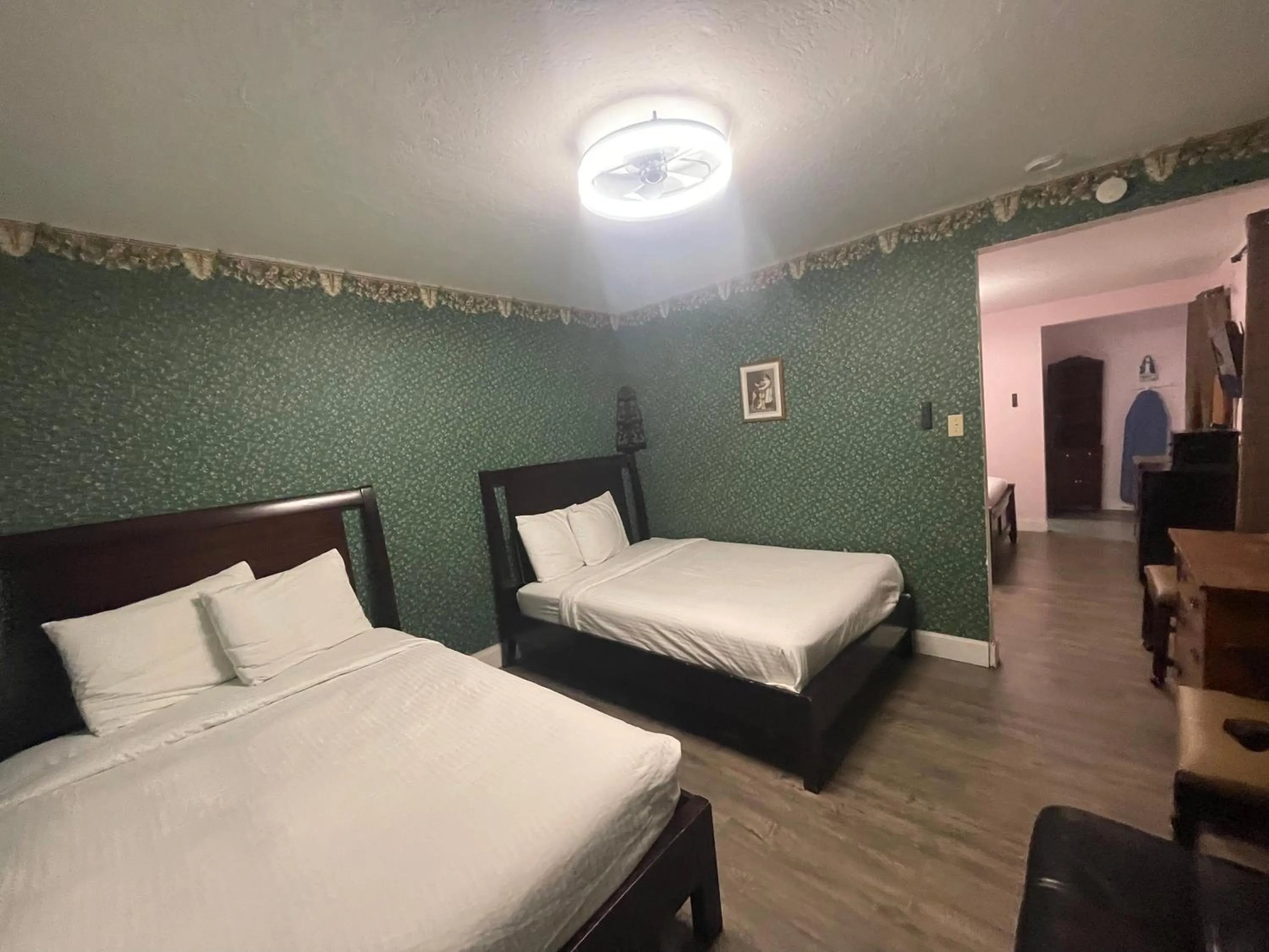 Bed in Americas Best Value Inn Royal Carriage