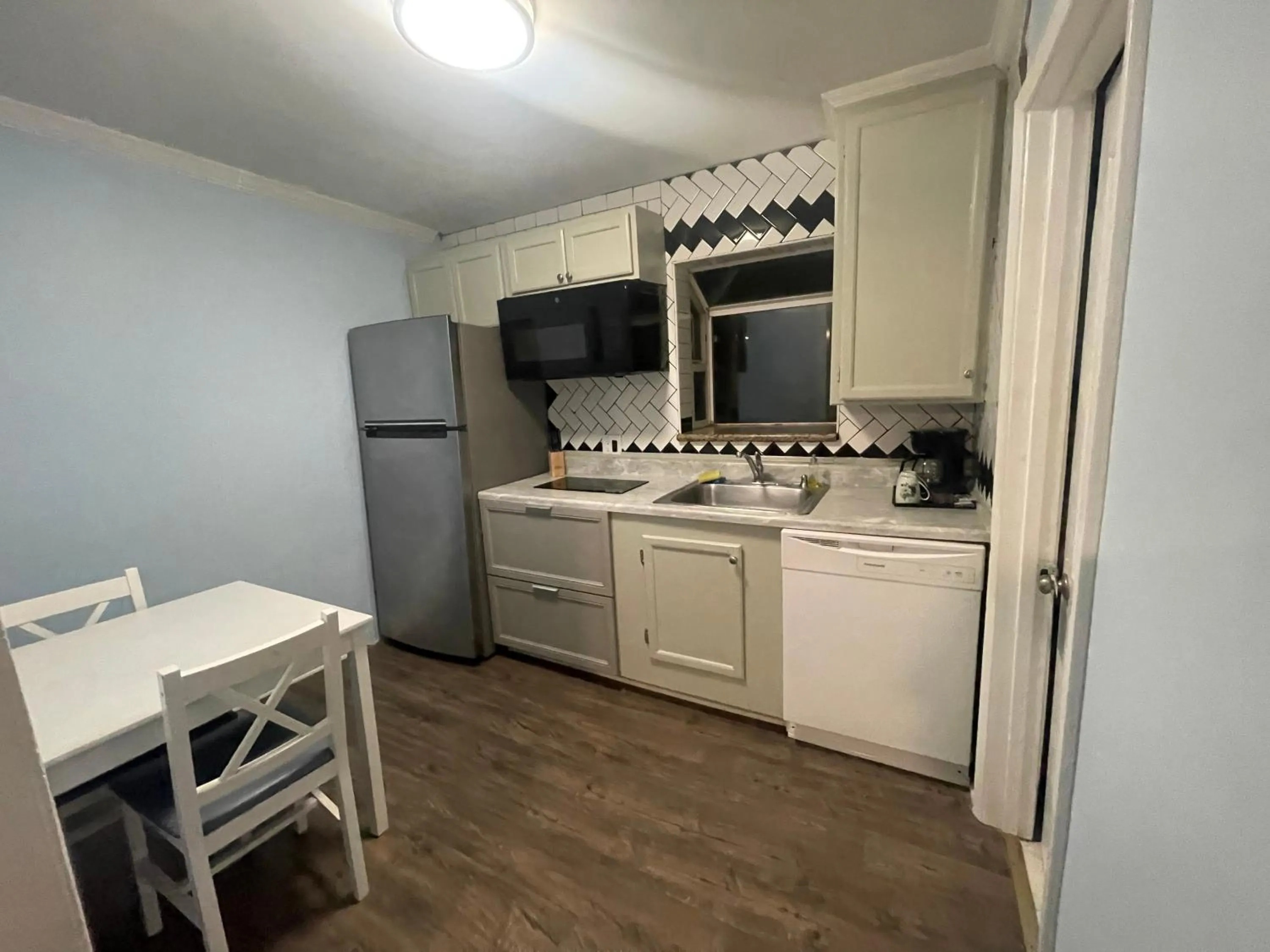 Kitchen or kitchenette in Americas Best Value Inn Royal Carriage