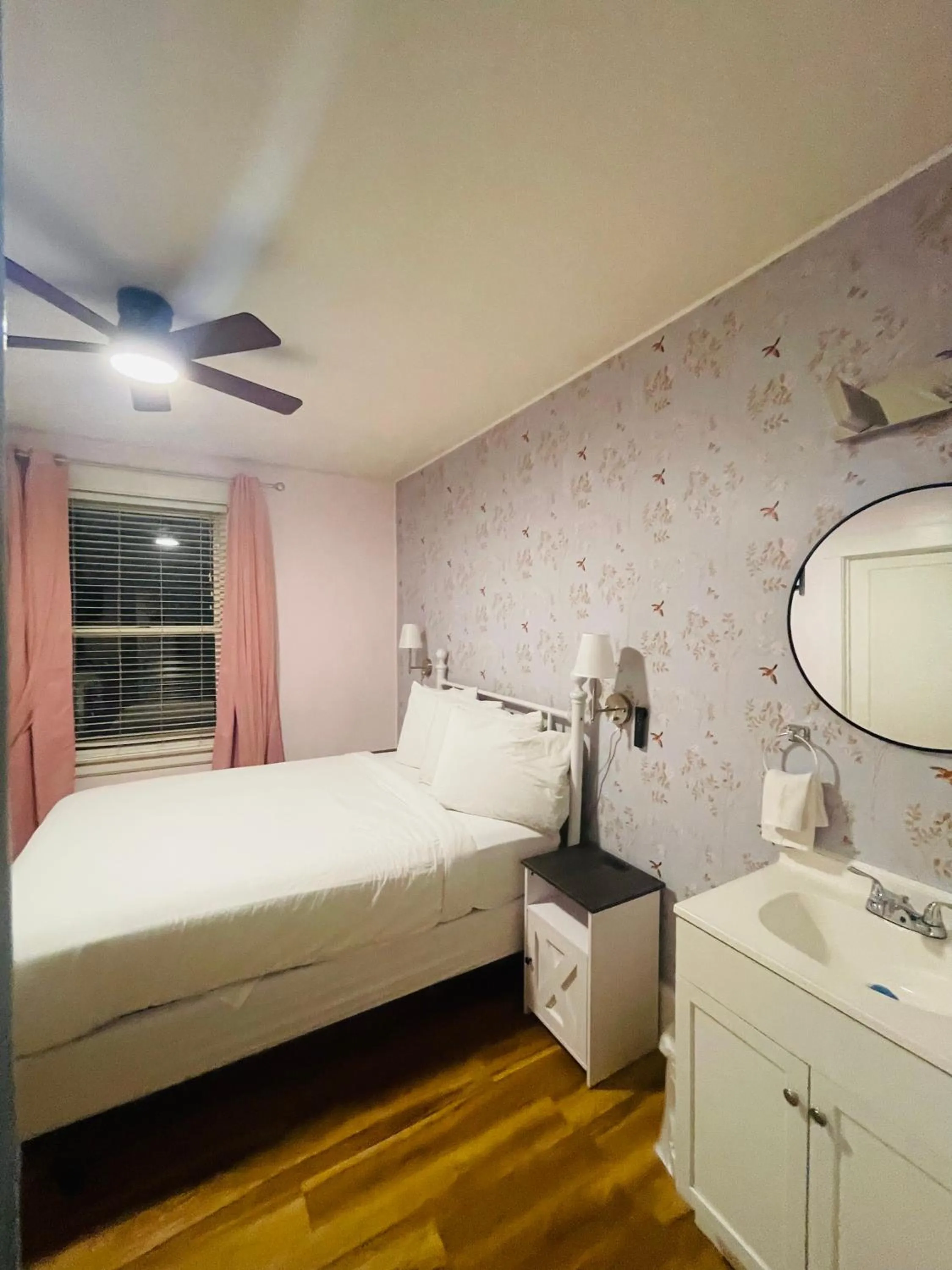 Bedroom, Bed in Americas Best Value Inn Royal Carriage