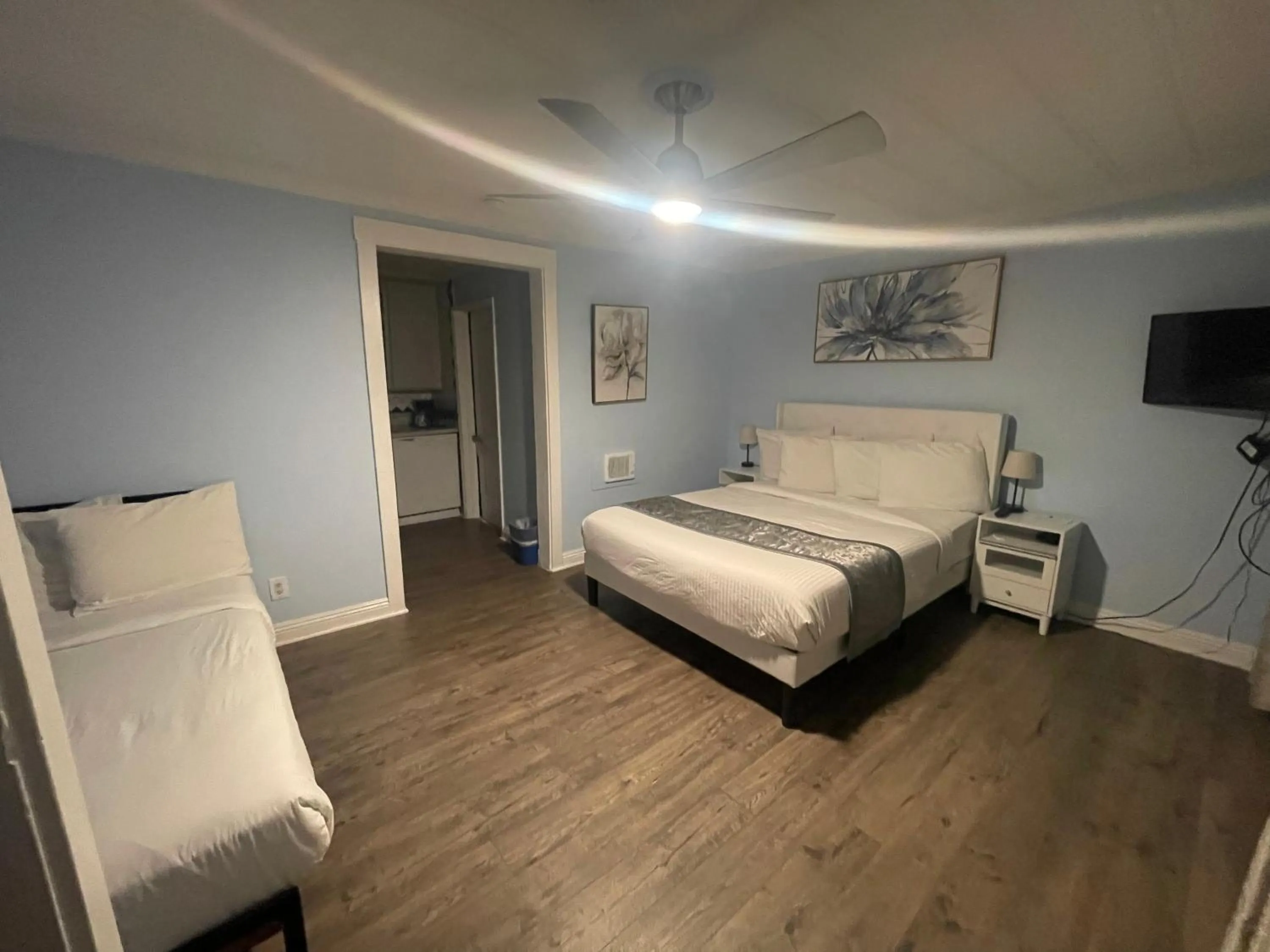 Bed in Americas Best Value Inn Royal Carriage