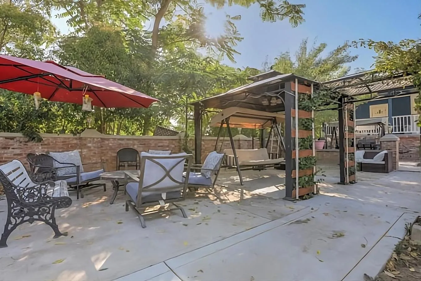 Garden in Americas Best Value Inn Royal Carriage