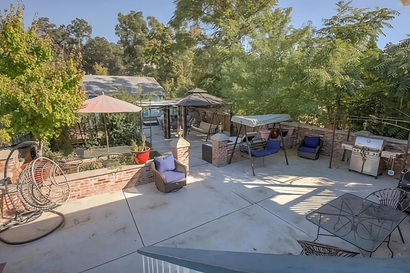 Garden in Americas Best Value Inn Royal Carriage