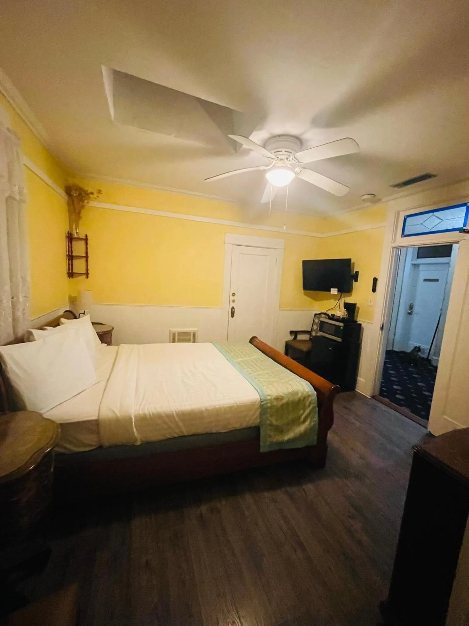 Bed in Americas Best Value Inn Royal Carriage