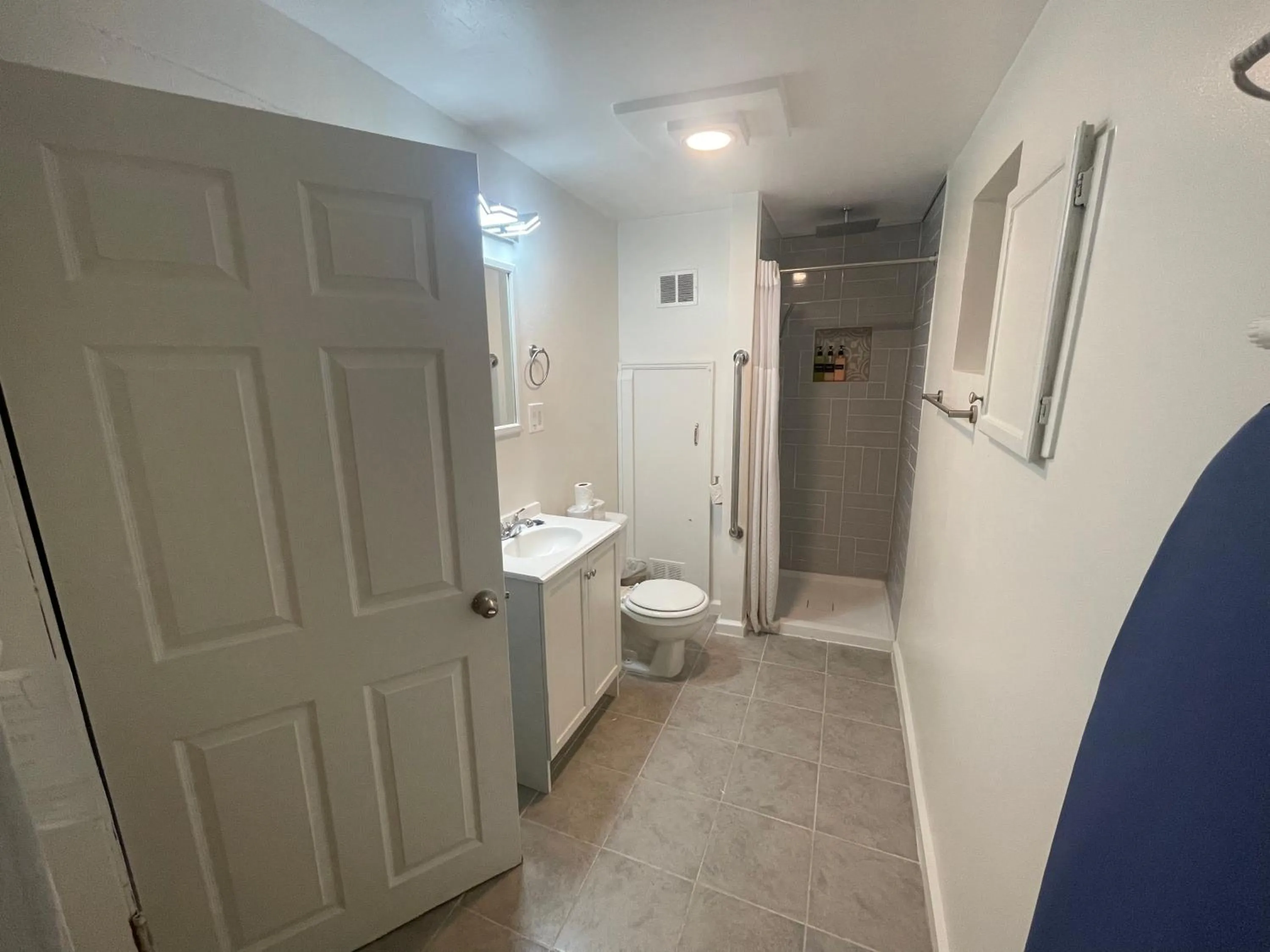 Shower in Americas Best Value Inn Royal Carriage