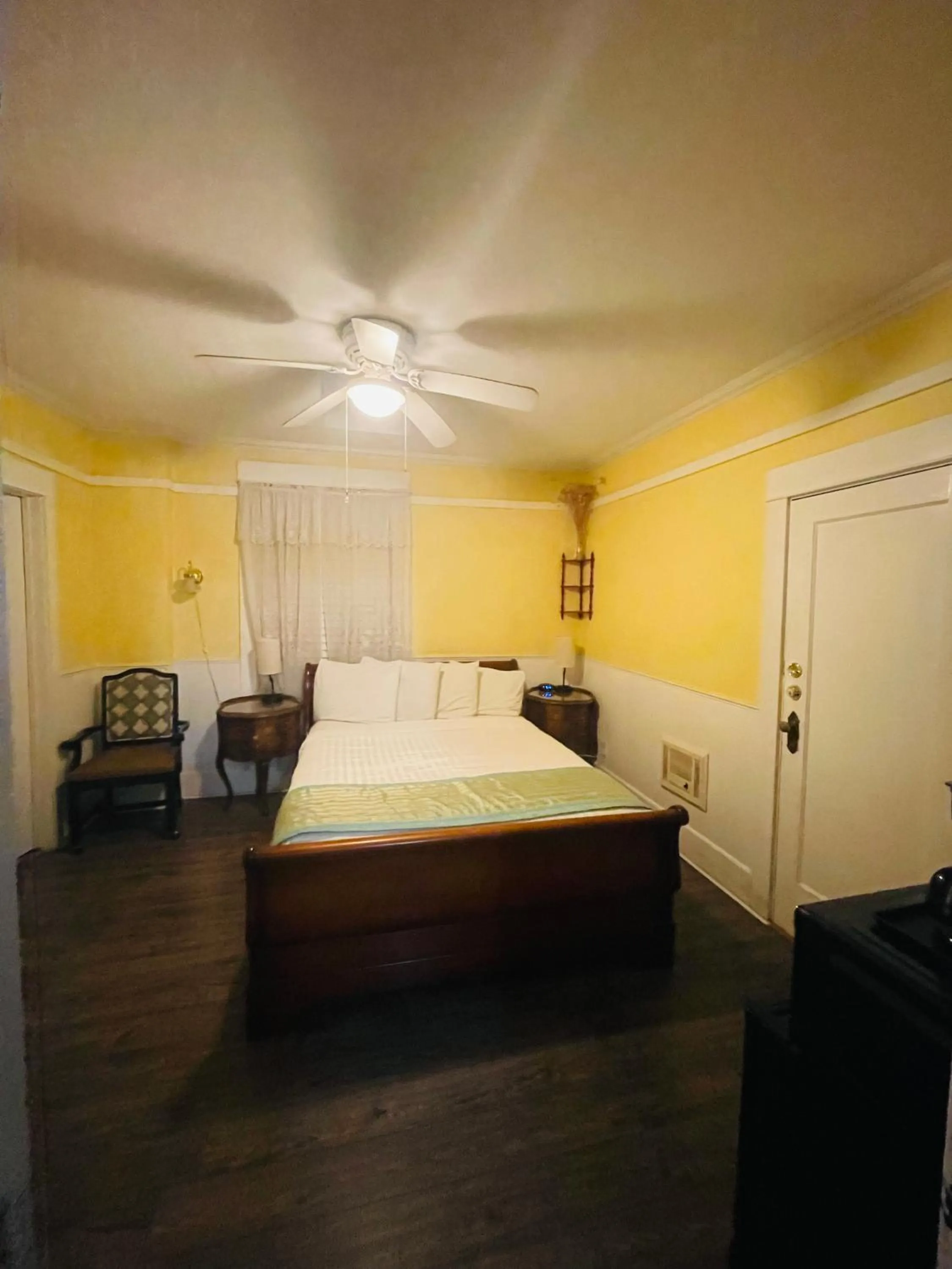 Bed in Americas Best Value Inn Royal Carriage