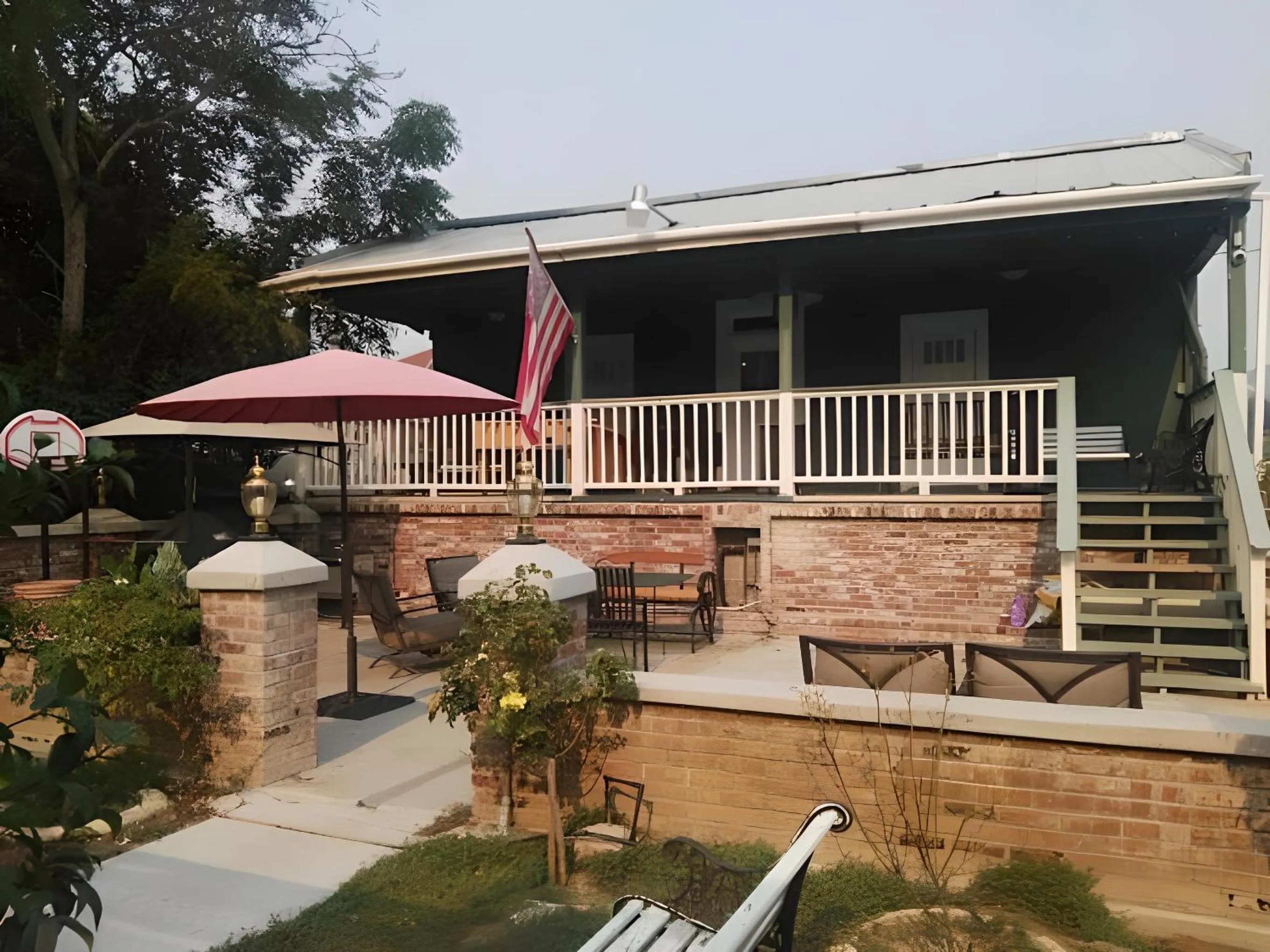 Garden in Americas Best Value Inn Royal Carriage