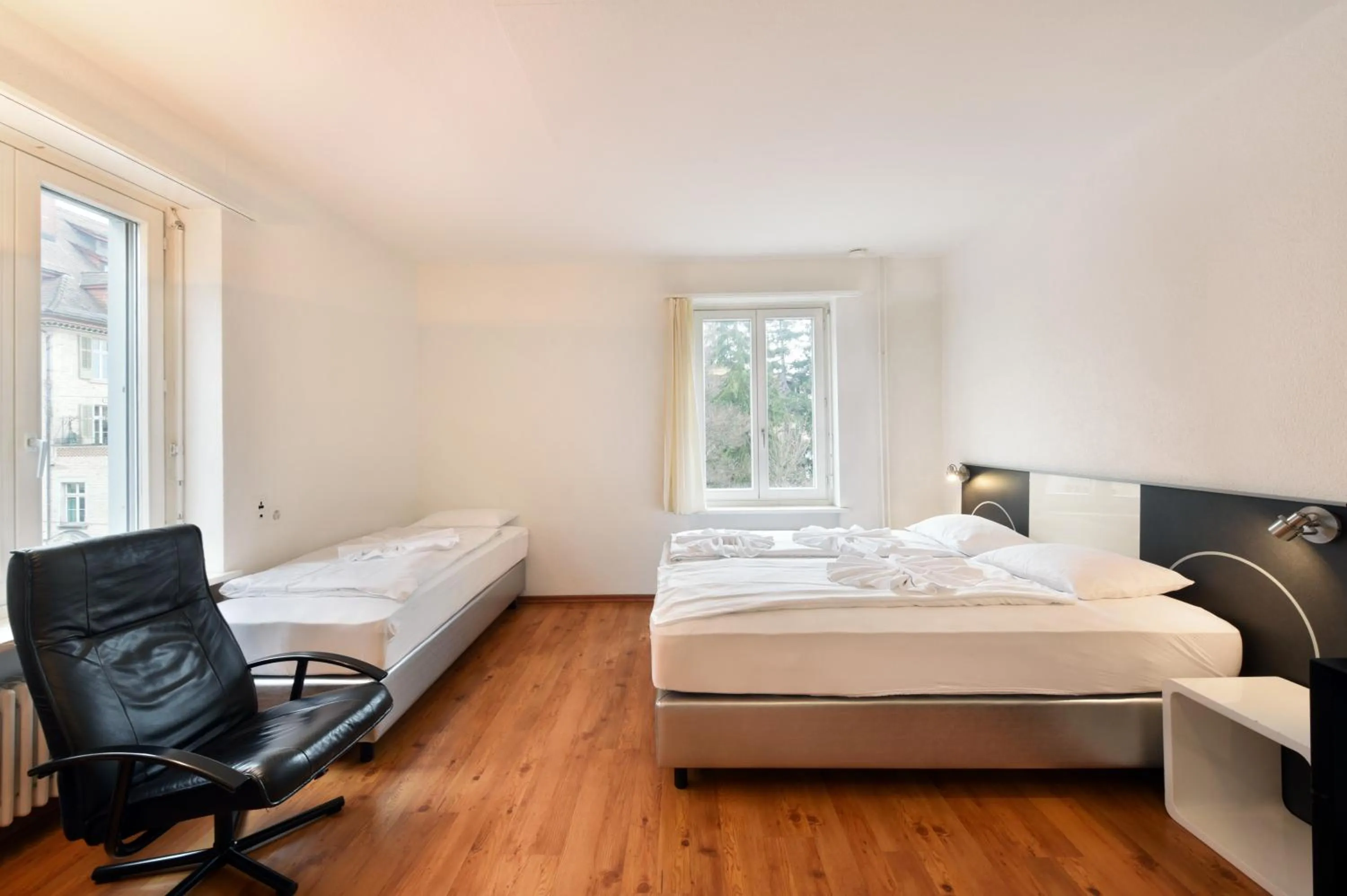 Photo of the whole room, Bed in Swiss Star California - Self Check-In