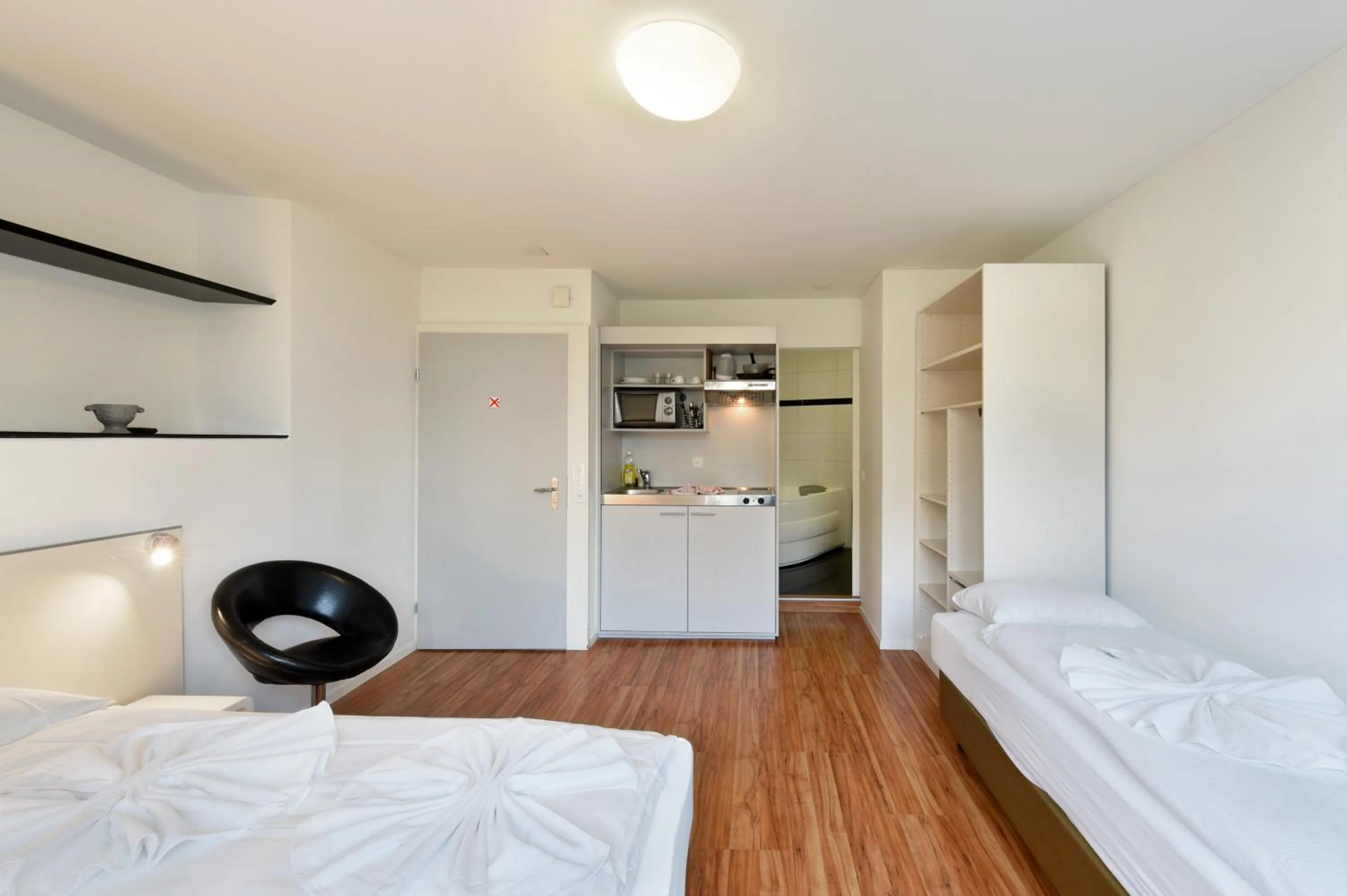 Photo of the whole room, Bed in Swiss Star California - Self Check-In