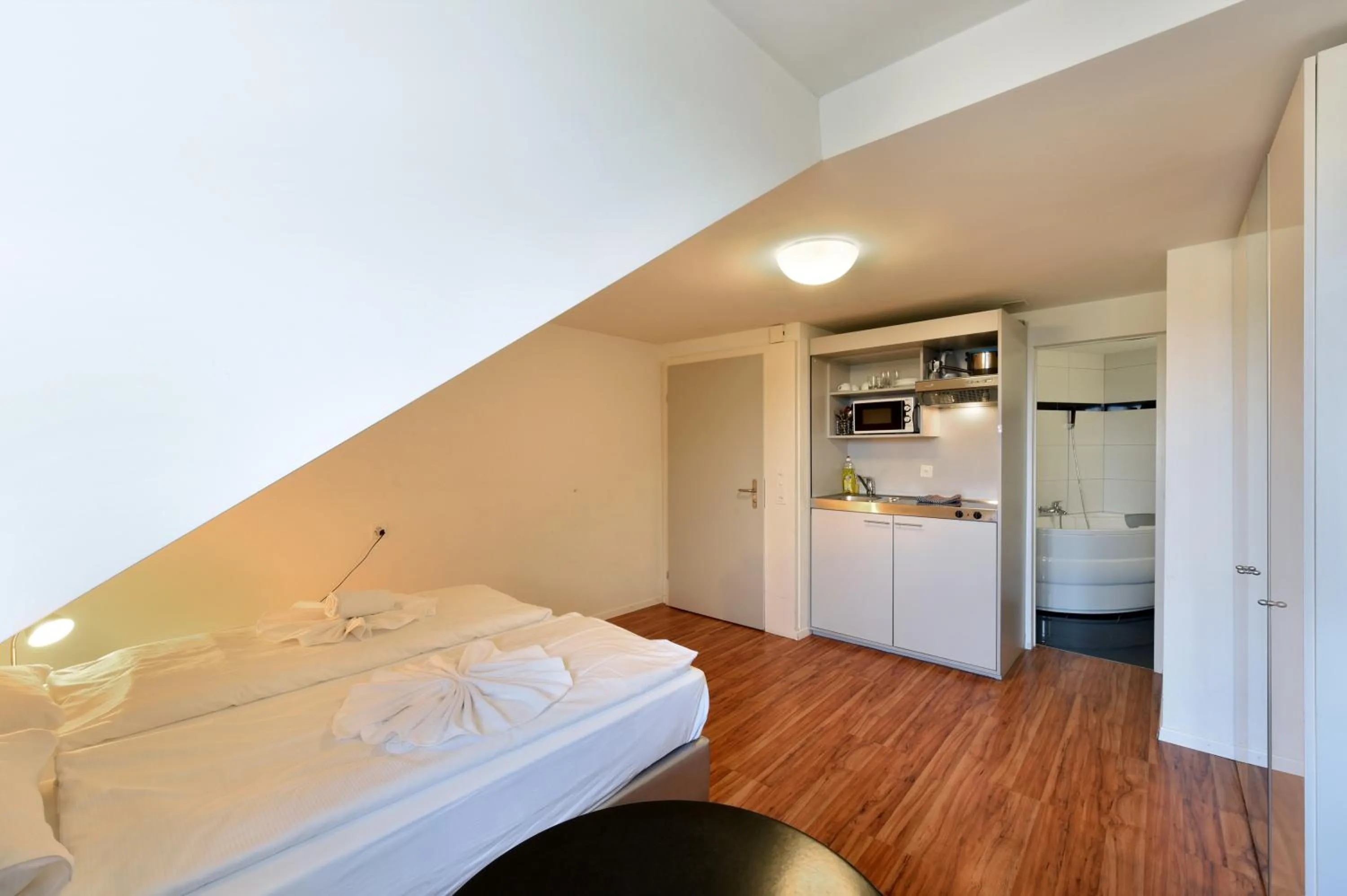 Photo of the whole room, Bed in Swiss Star California - Self Check-In