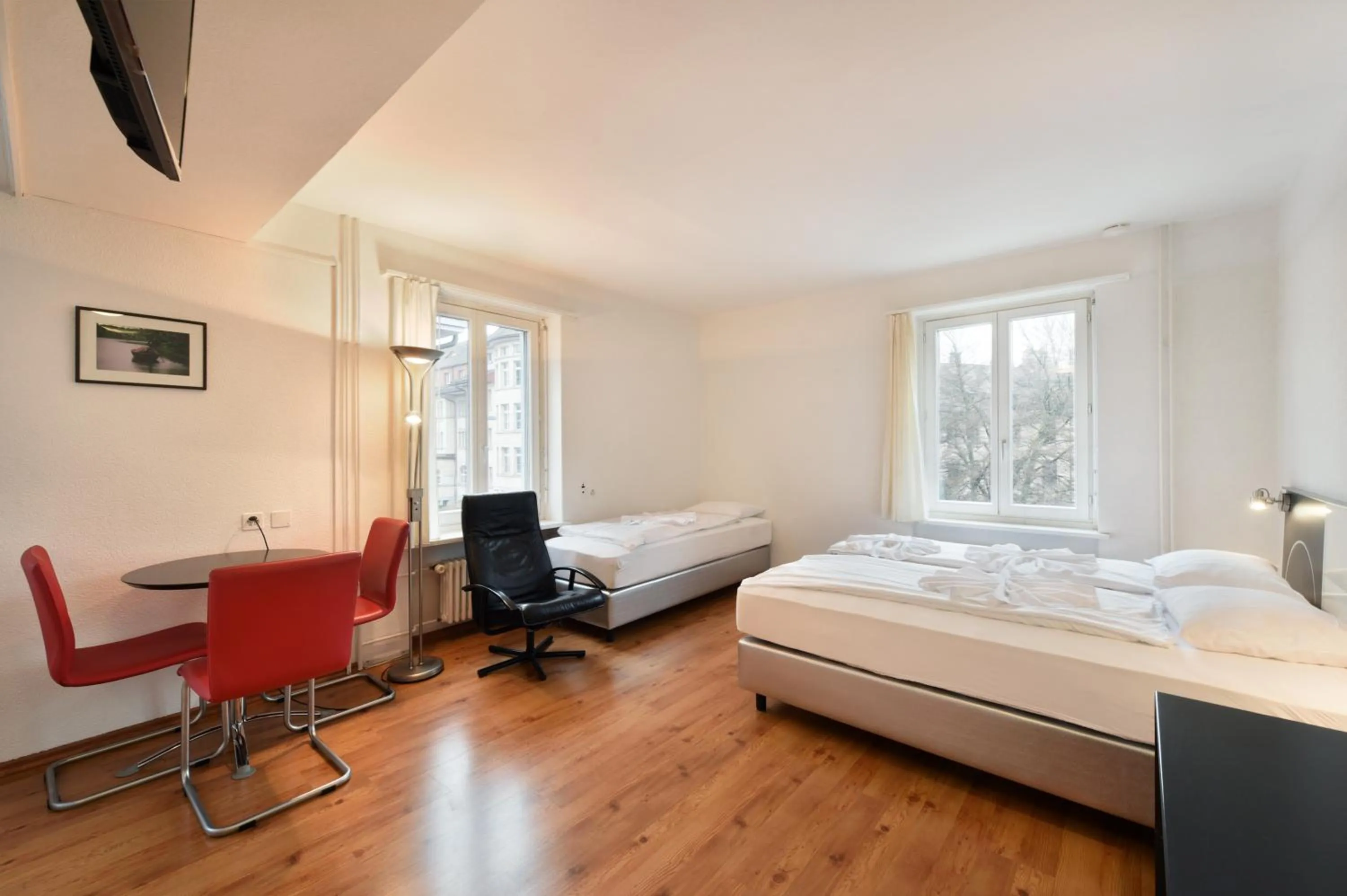 Photo of the whole room, Bed in Swiss Star California - Self Check-In