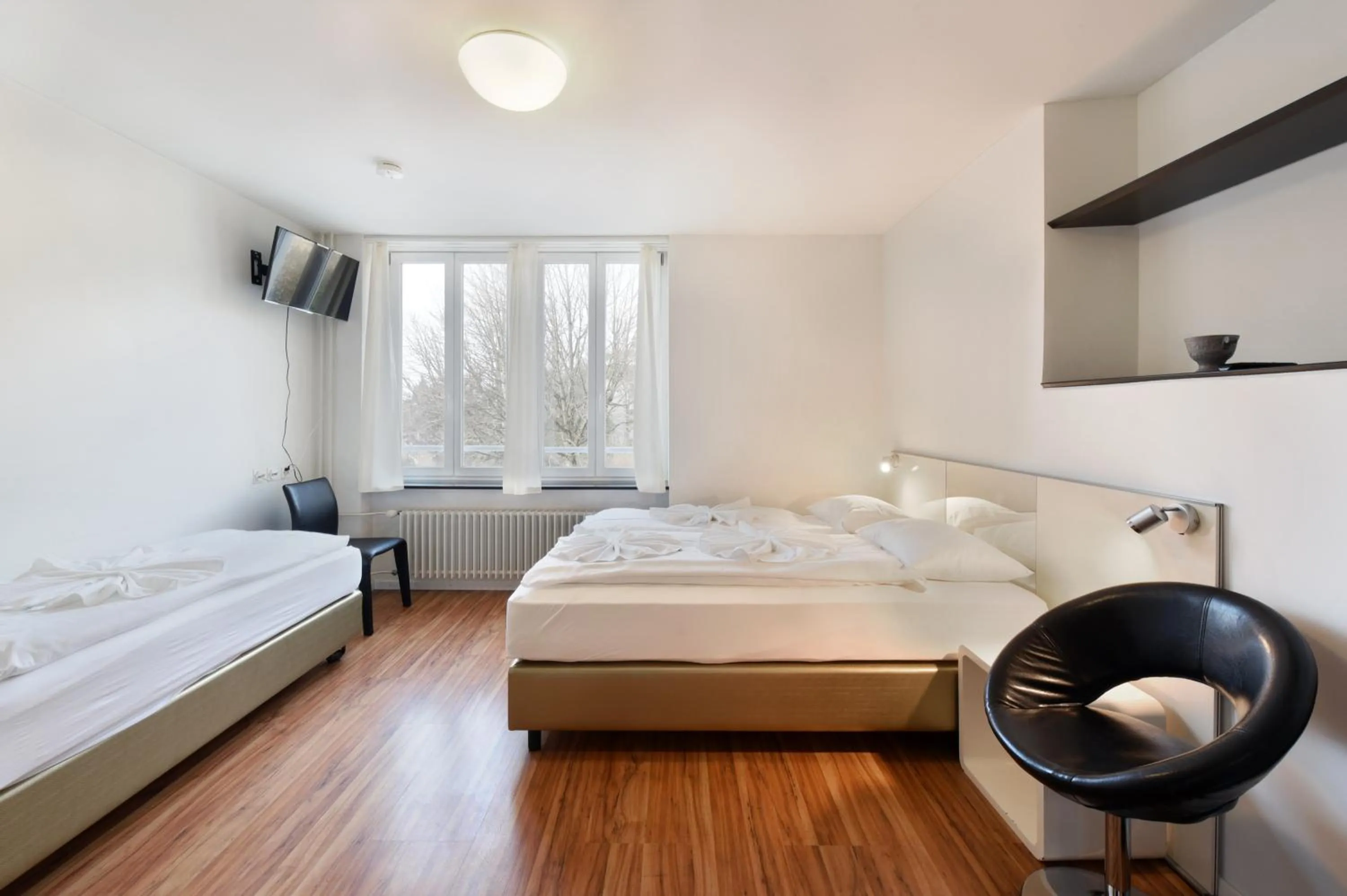 Photo of the whole room, Bed in Swiss Star California - Self Check-In