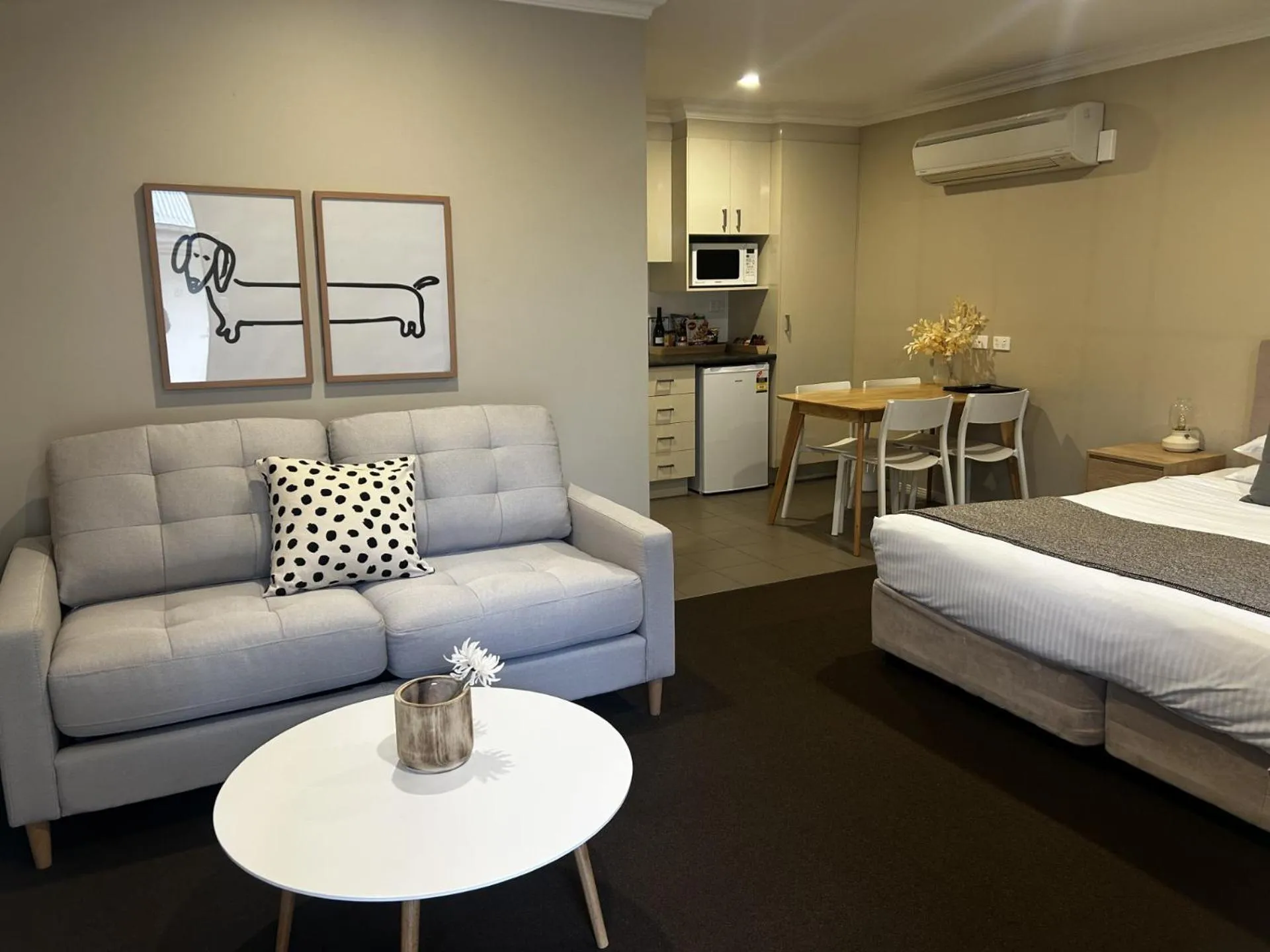 Photo of the whole room, Bed in Millthorpe Motel