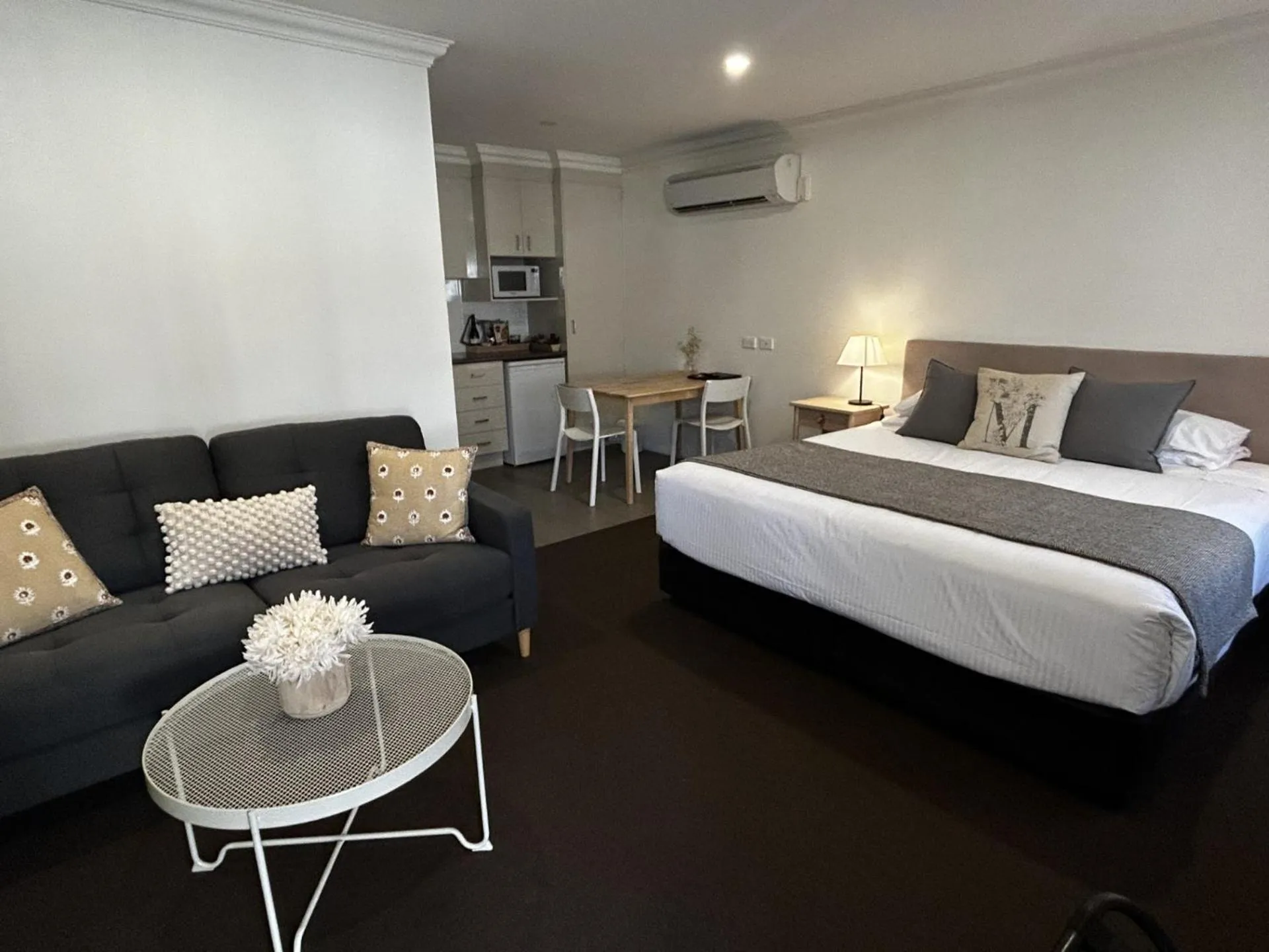 Bed in Millthorpe Motel