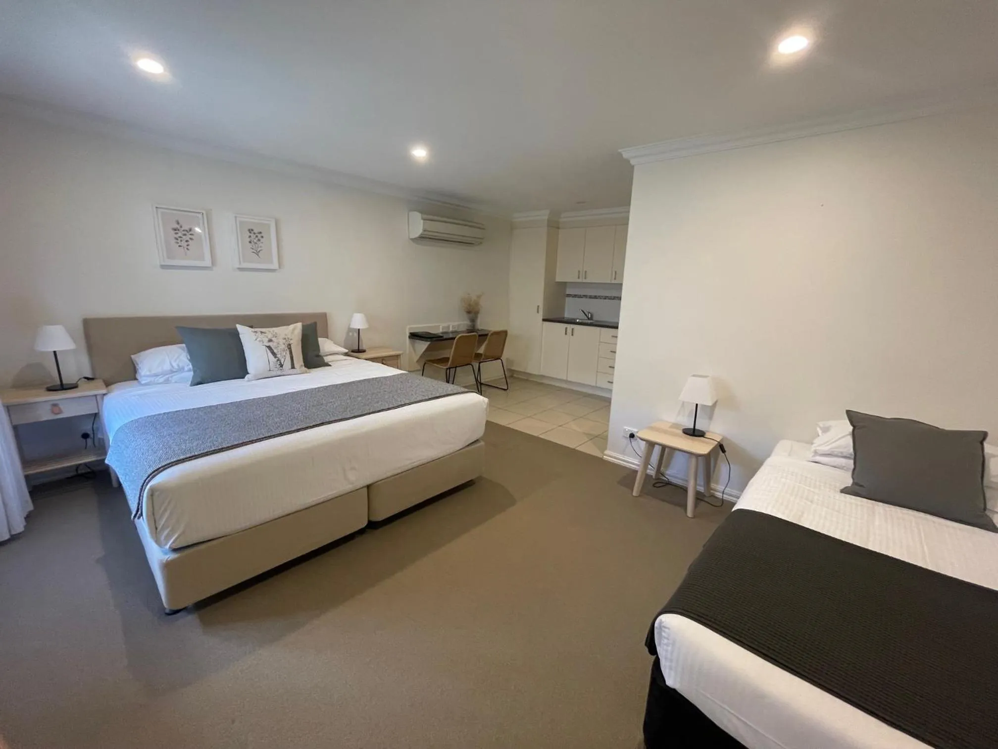 Bed in Millthorpe Motel