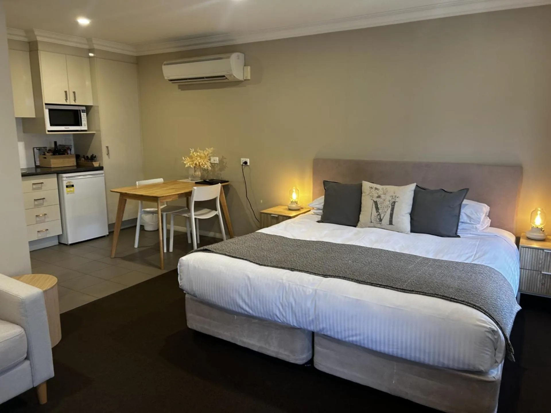 Bed in Millthorpe Motel