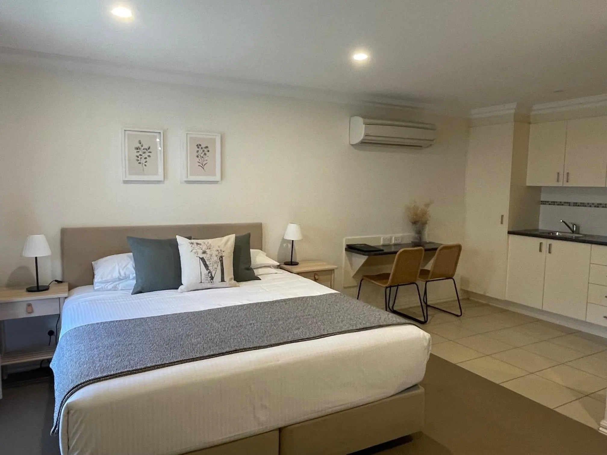 Bed in Millthorpe Motel