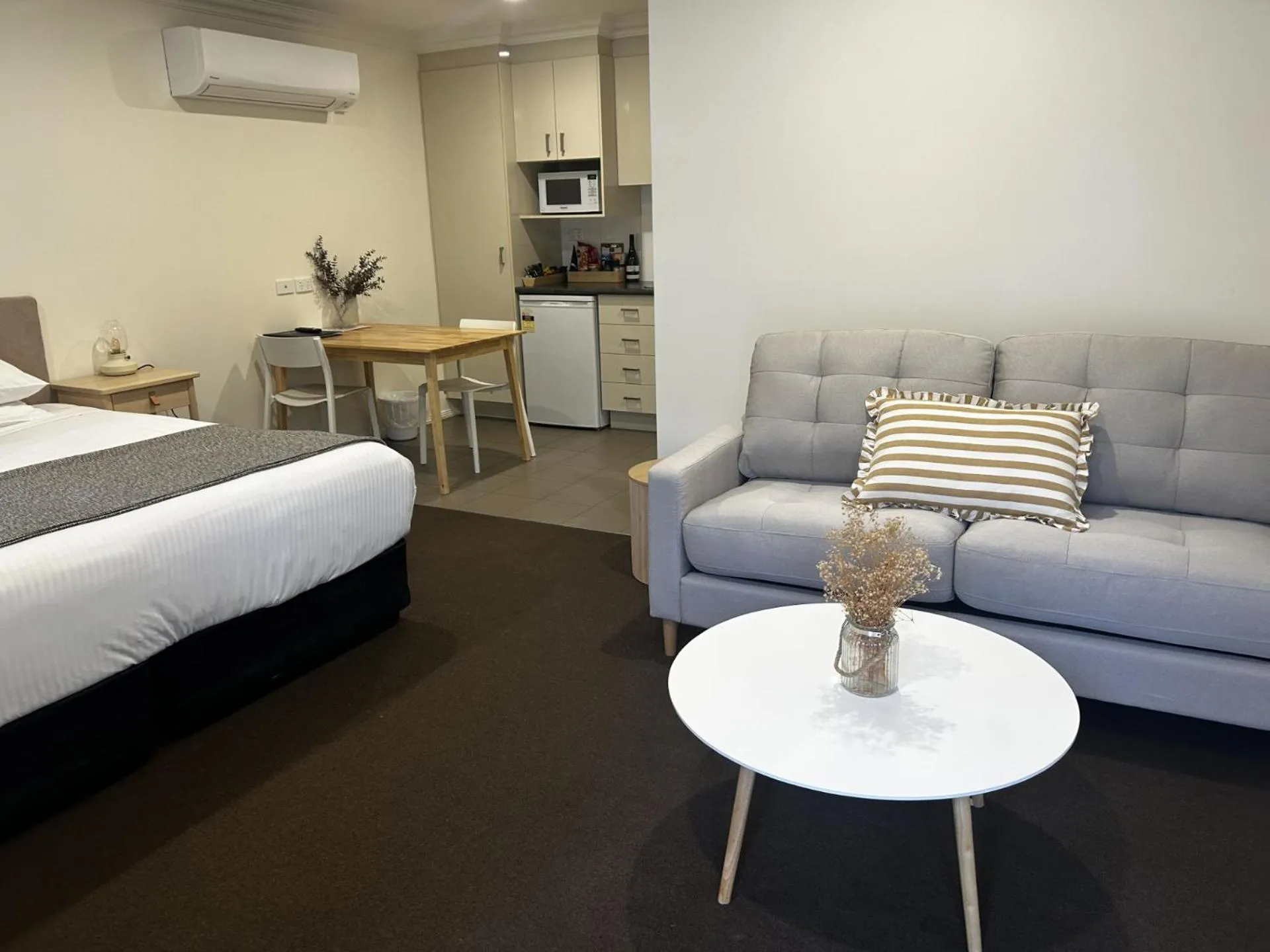 Bed in Millthorpe Motel