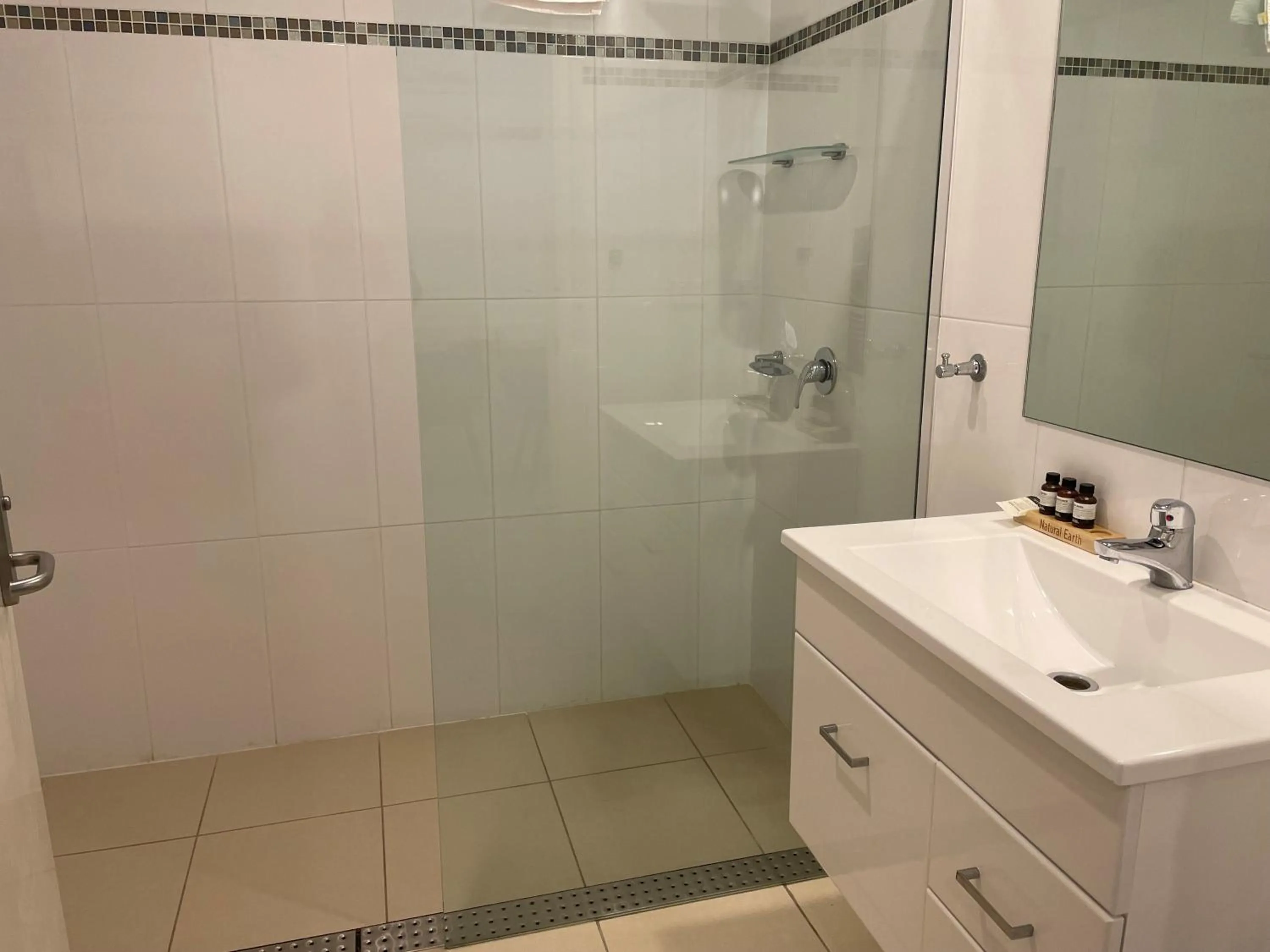 Shower in Millthorpe Motel