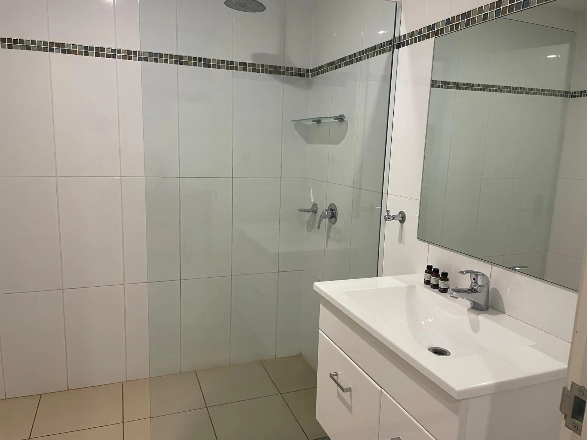 Shower in Millthorpe Motel