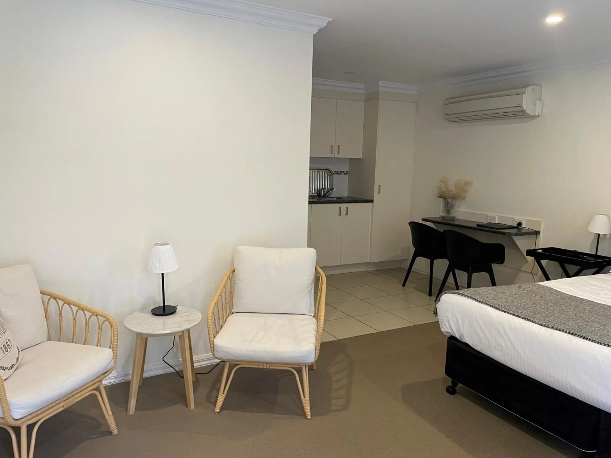 Kitchen or kitchenette, Bed in Millthorpe Motel