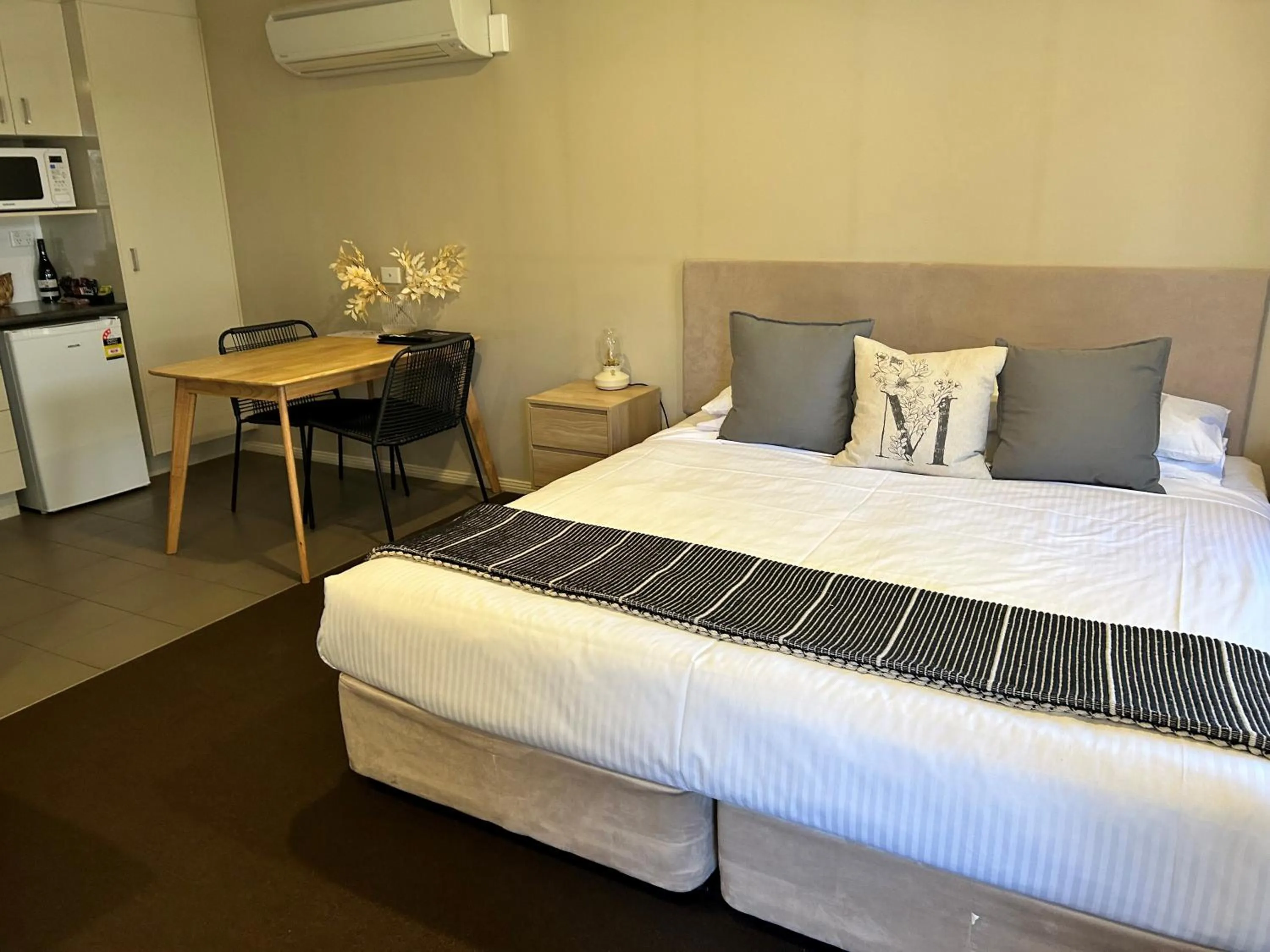 Bed in Millthorpe Motel