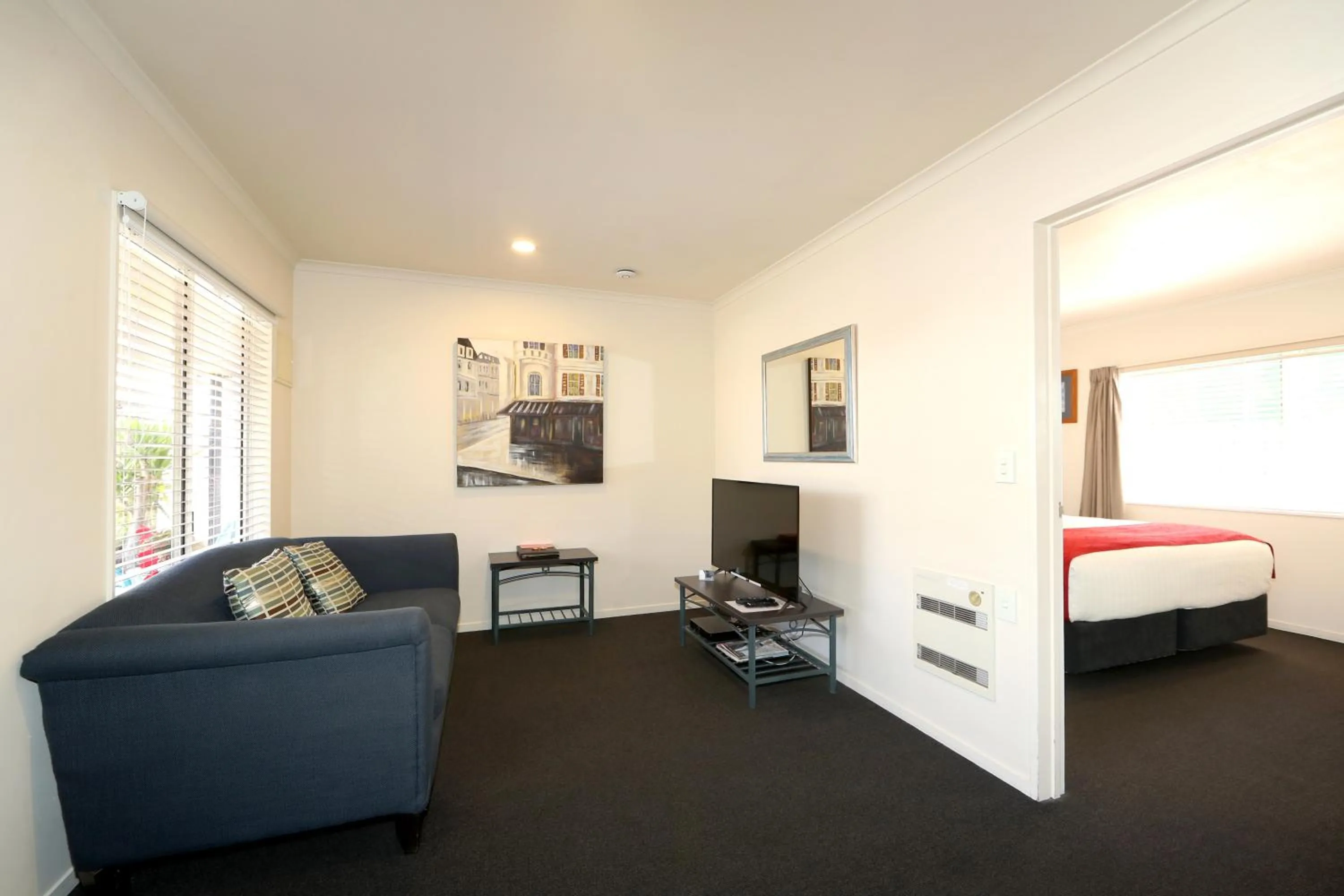 Living room, Bed in Havelock North Motor Lodge