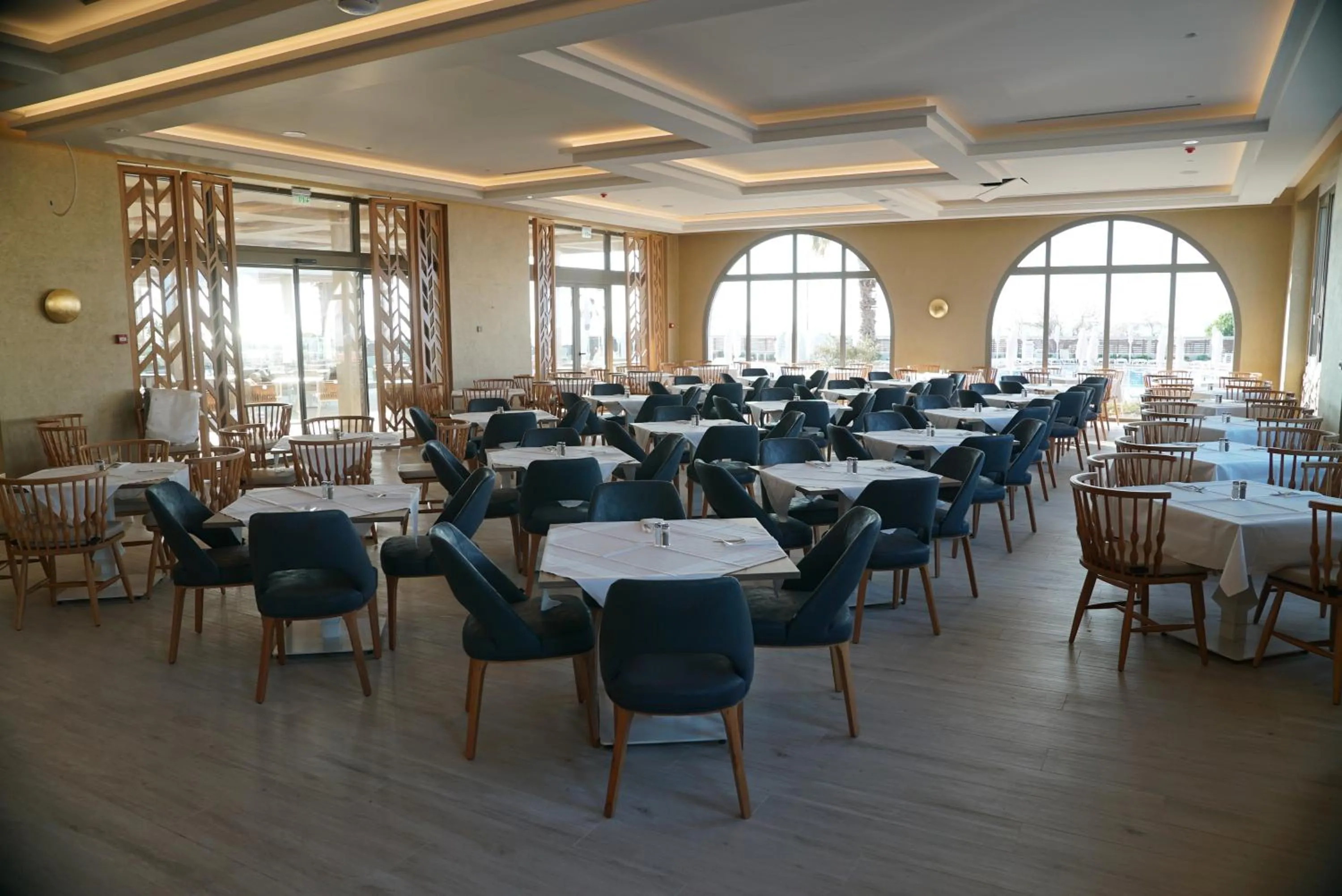 Restaurant/places to eat in Almyros Beach