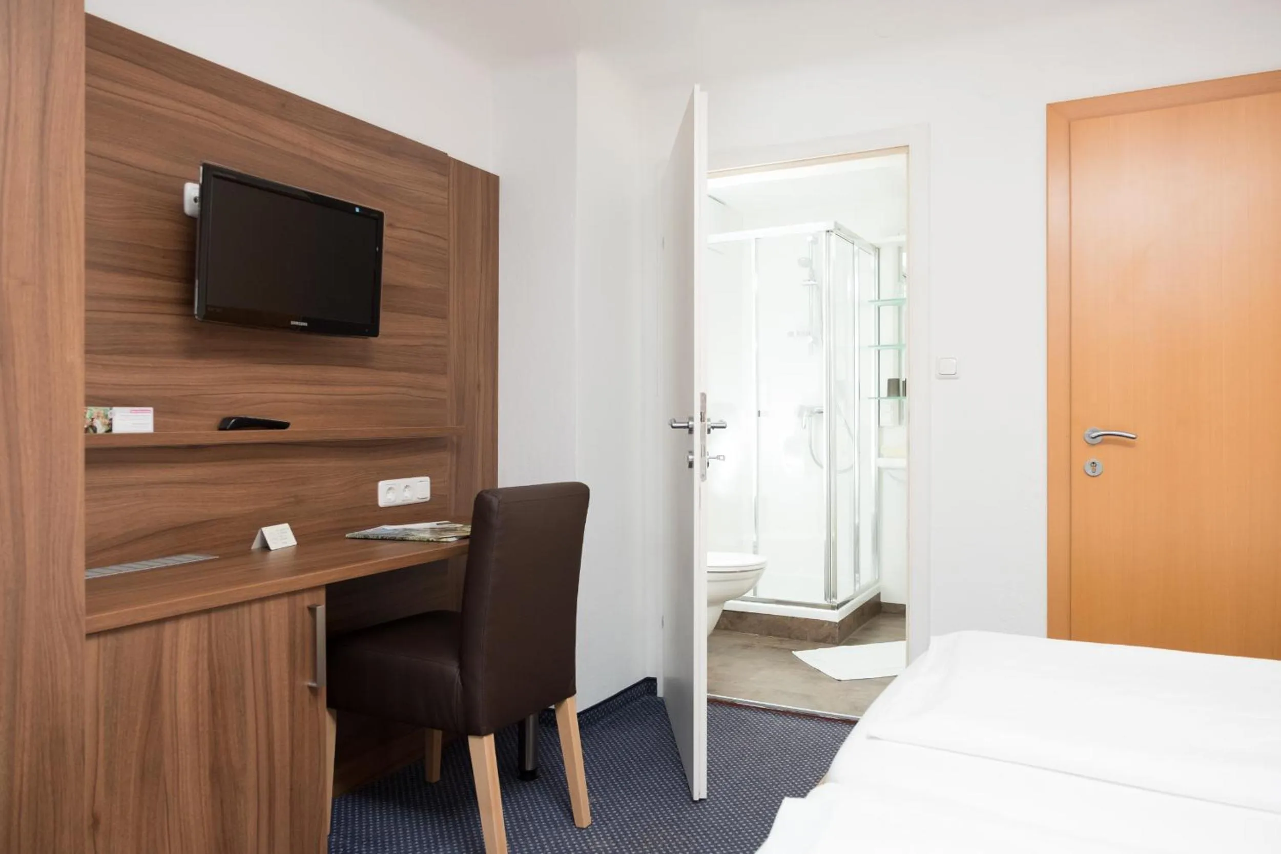 Bathroom, Bed in Pension Irlingerhof