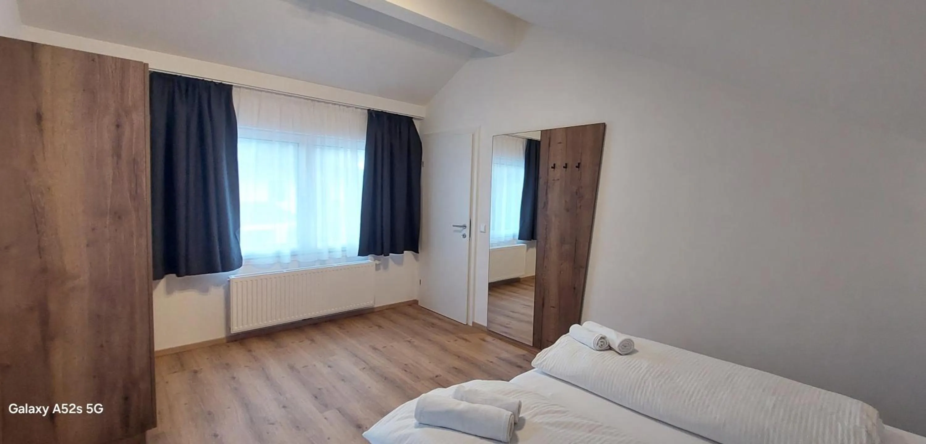 Bedroom, Bed in Pension Irlingerhof