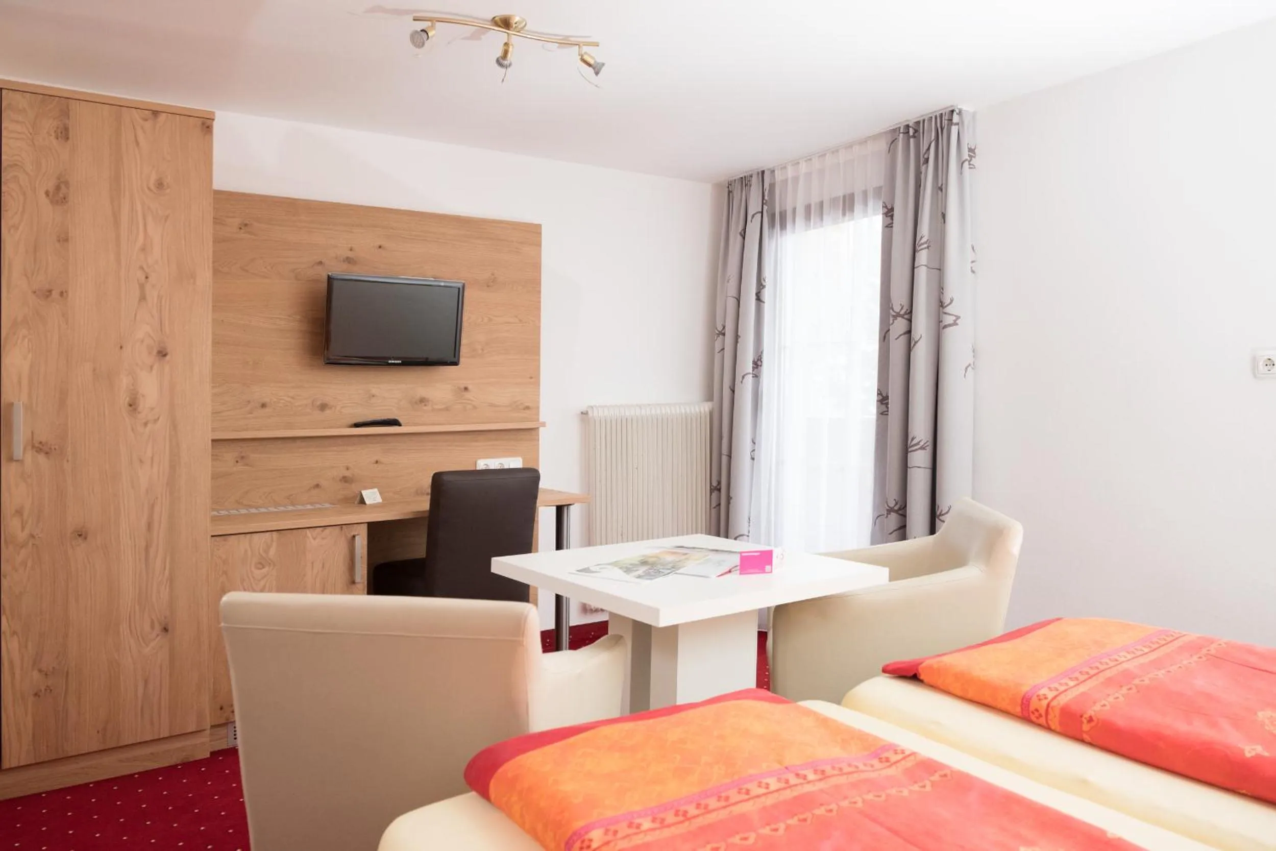 Photo of the whole room, Bed in Pension Irlingerhof