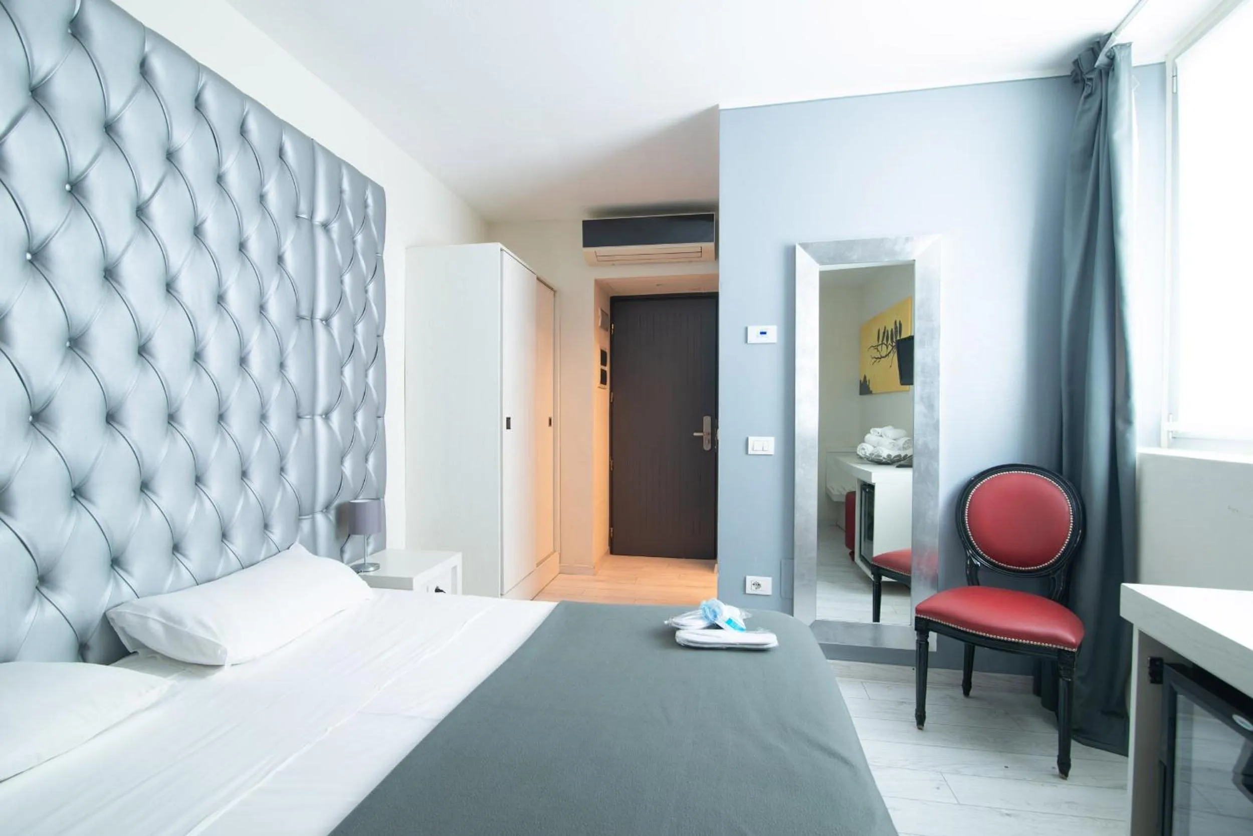 Photo of the whole room, Bed in Happy Hotel Atelier Gardone Riviera Centro & Spa