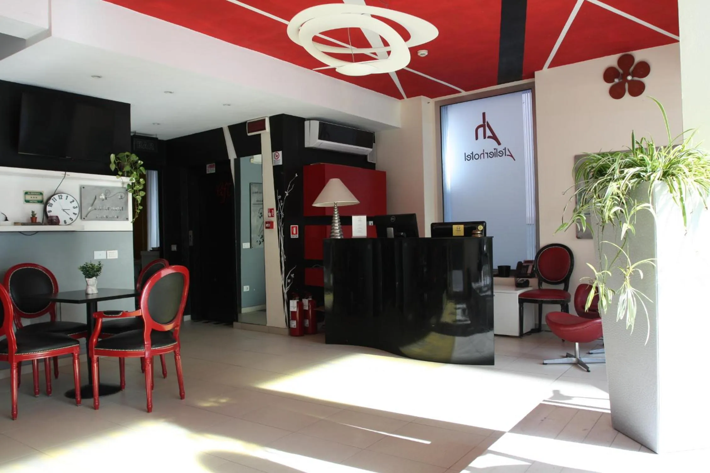 Lobby or reception in Happy Hotel Atelier Gardone Riviera Centro & Spa